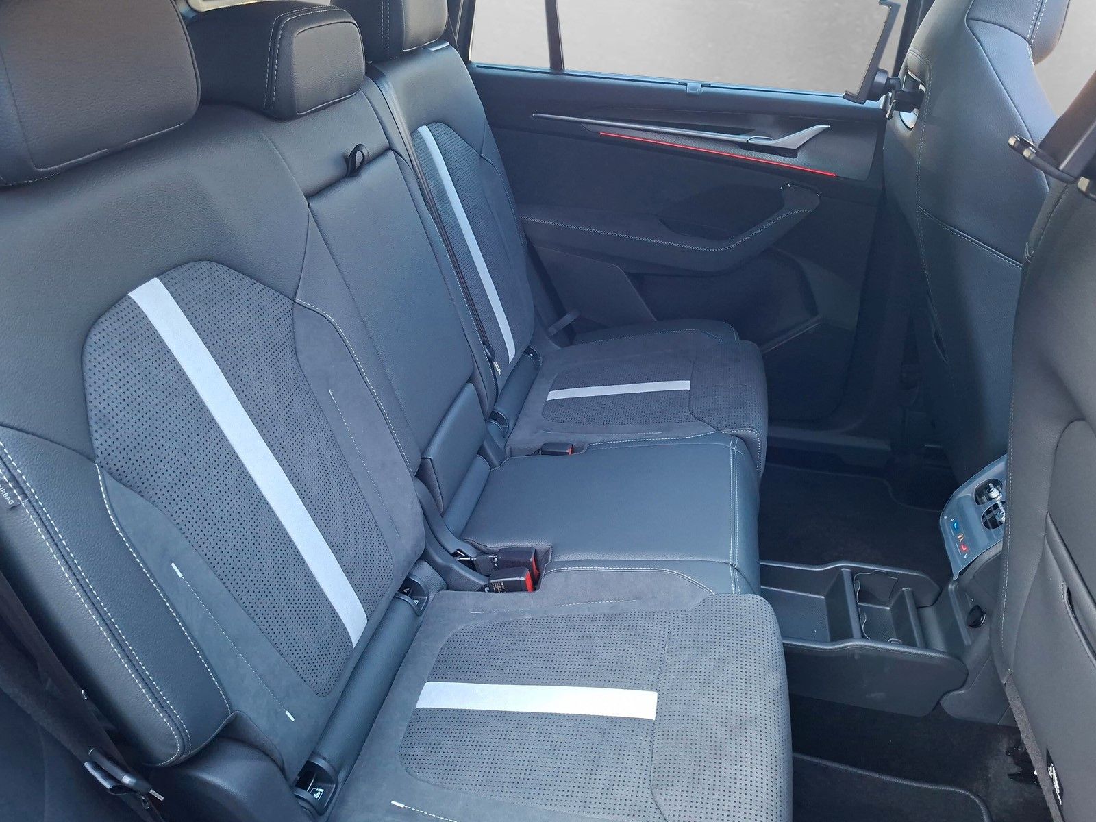 Fahrzeugabbildung SKODA Kodiaq Sportline 1.5TSI 7S.Pano AHK Kamera 20"