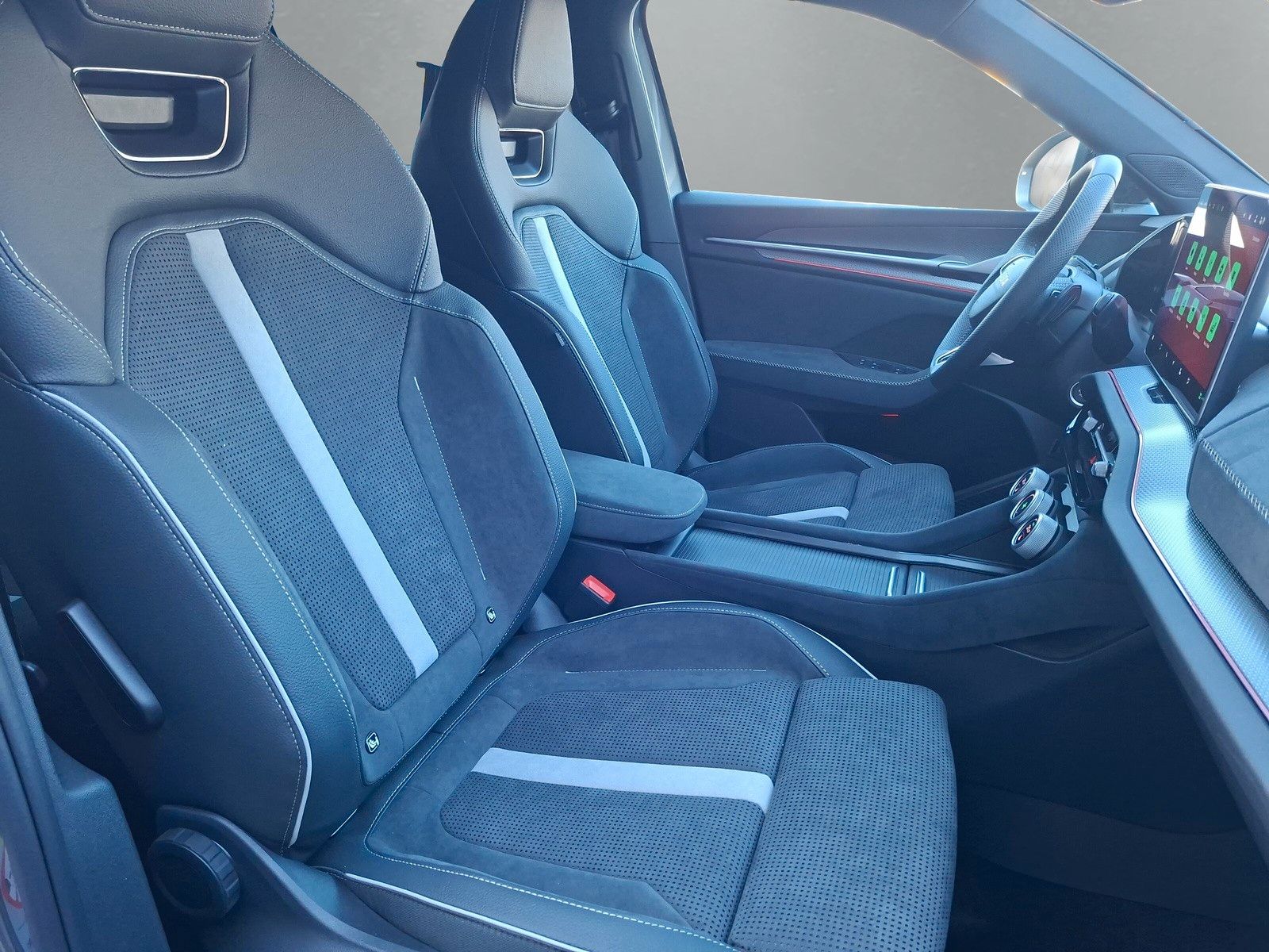Fahrzeugabbildung SKODA Kodiaq Sportline 1.5TSI 7S.Pano AHK Kamera 20"