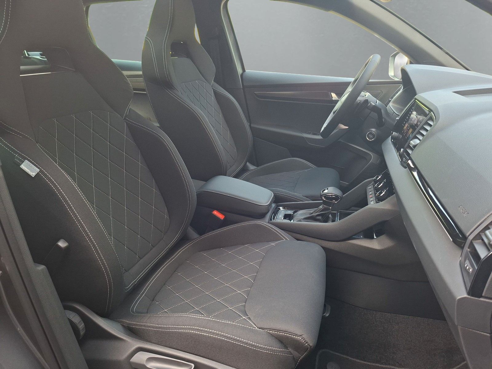 Fahrzeugabbildung SKODA Karoq 1.5TSI Sportline Pano AHK Matrix 5 J.Gar.