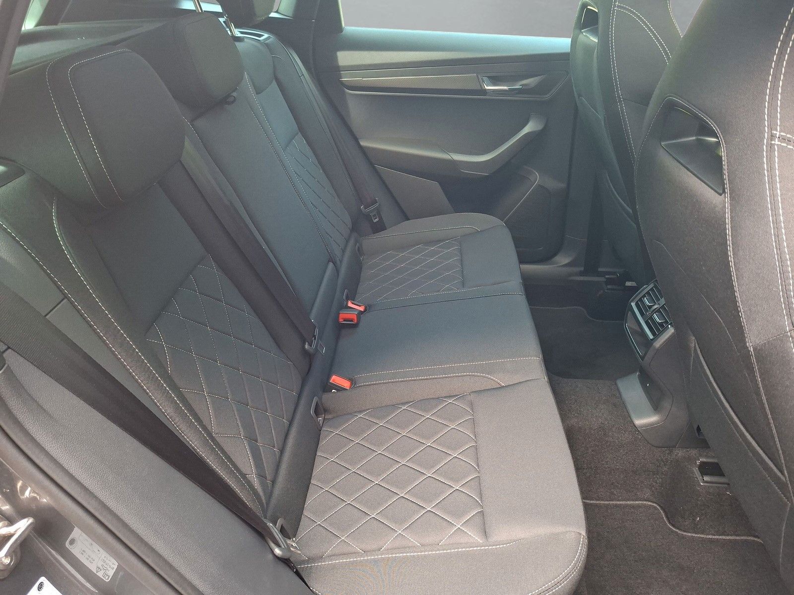 Fahrzeugabbildung SKODA Karoq 1.5TSI Sportline Pano AHK Matrix 5 J.Gar.