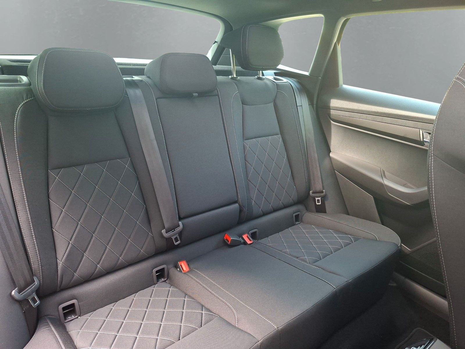 Fahrzeugabbildung SKODA Karoq 1.5TSI Sportline Pano AHK Matrix 5 J.Gar.