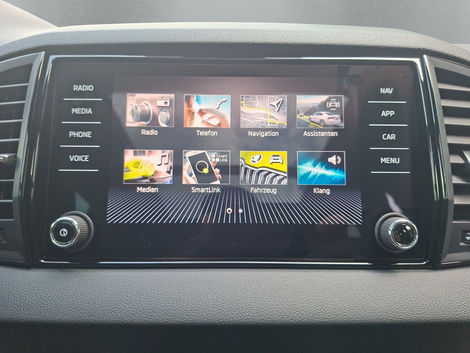 Fahrzeugabbildung SKODA Karoq 1.5TSI Sportline Pano AHK Matrix 5 J.Gar.