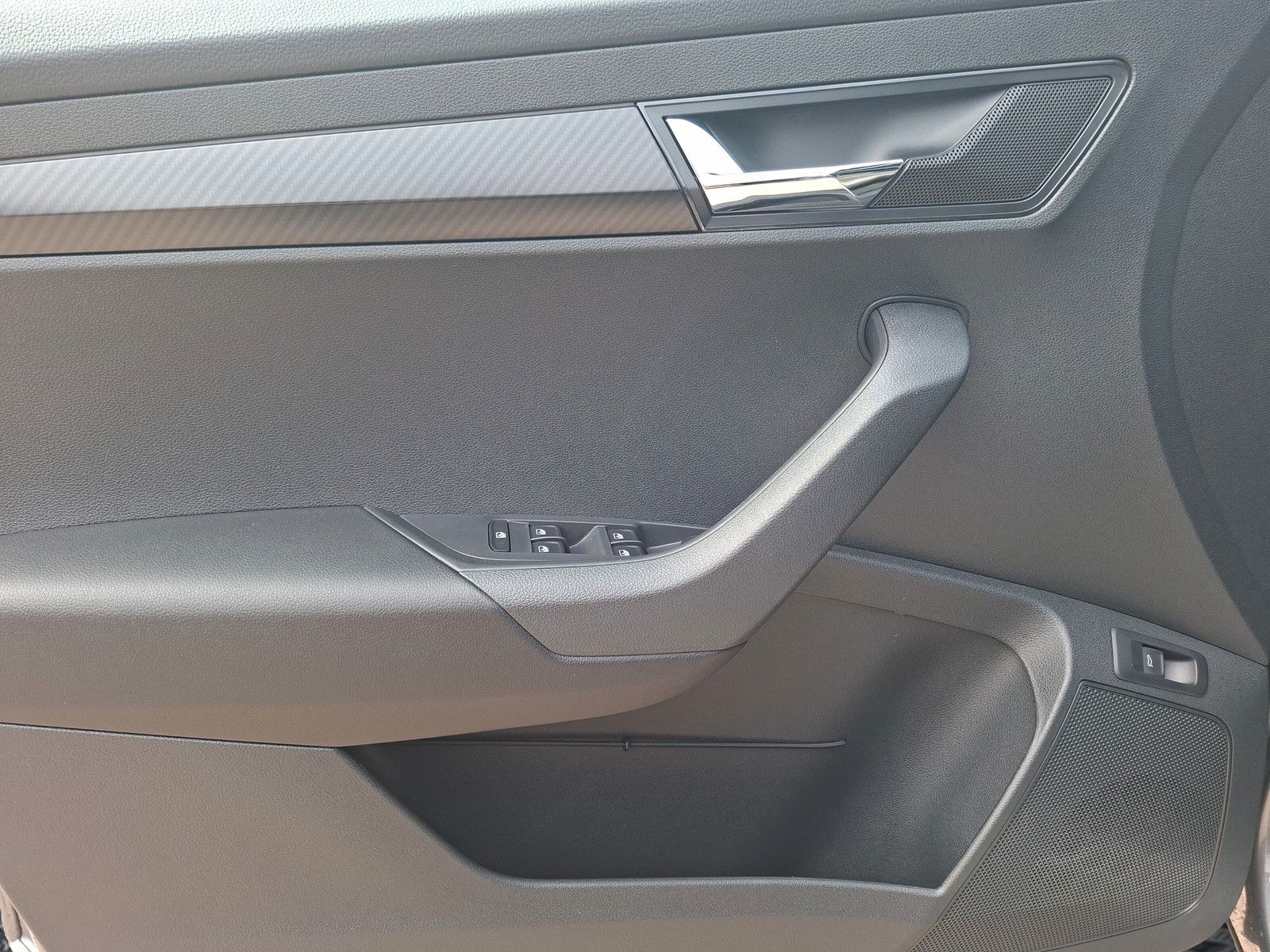 Fahrzeugabbildung SKODA Karoq 1.5TSI Sportline Pano AHK Matrix 5 J.Gar.