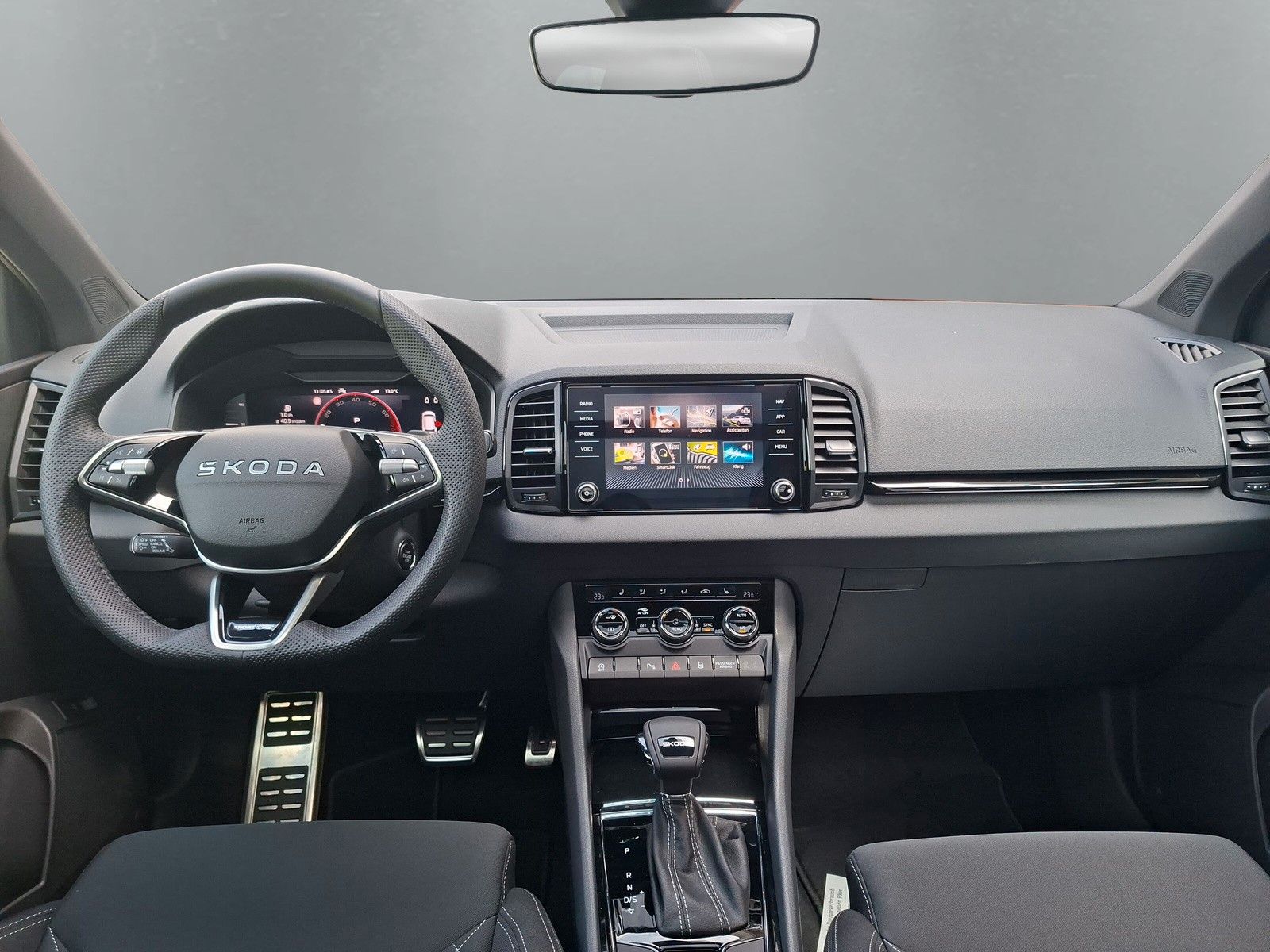Fahrzeugabbildung SKODA Karoq 1.5TSI Sportline Pano AHK Matrix 5 J.Gar.