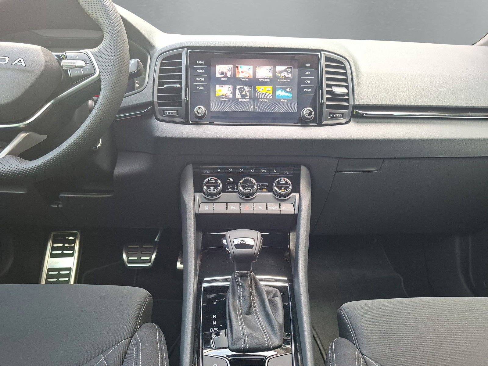 Fahrzeugabbildung SKODA Karoq 1.5TSI Sportline Pano AHK Matrix 5 J.Gar.