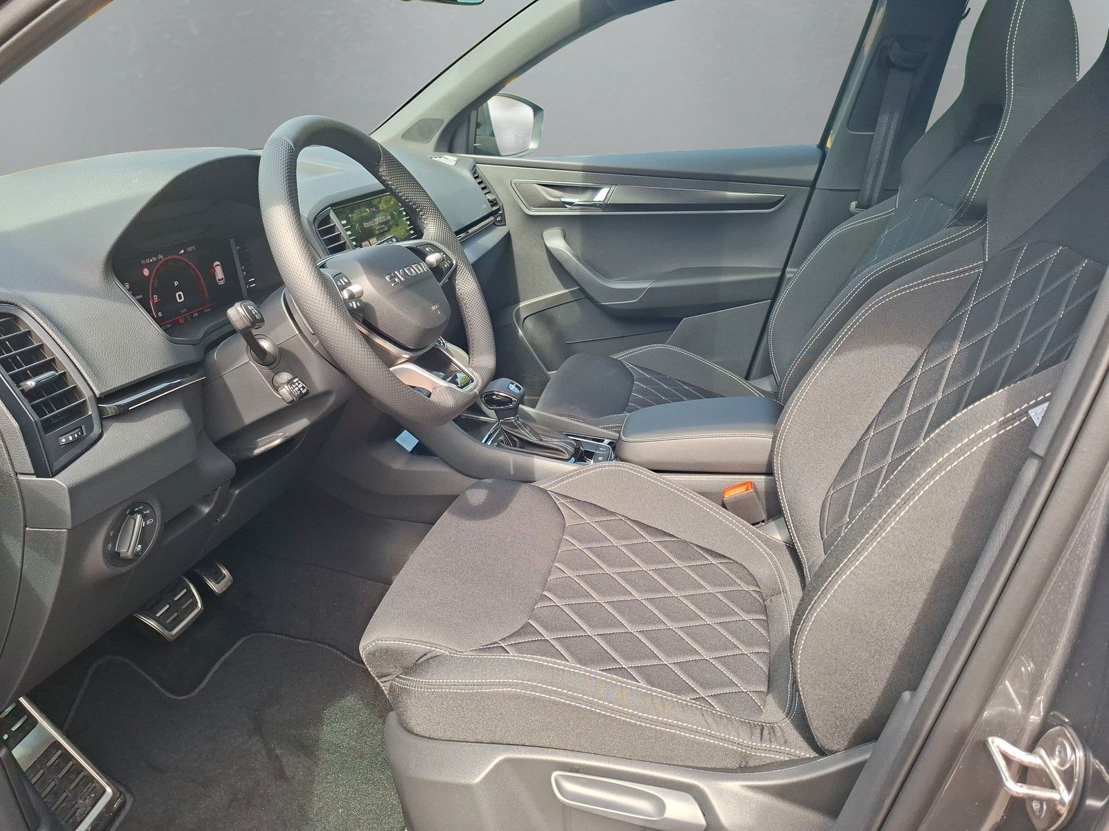 Fahrzeugabbildung SKODA Karoq 1.5TSI Sportline Pano AHK Matrix 5 J.Gar.