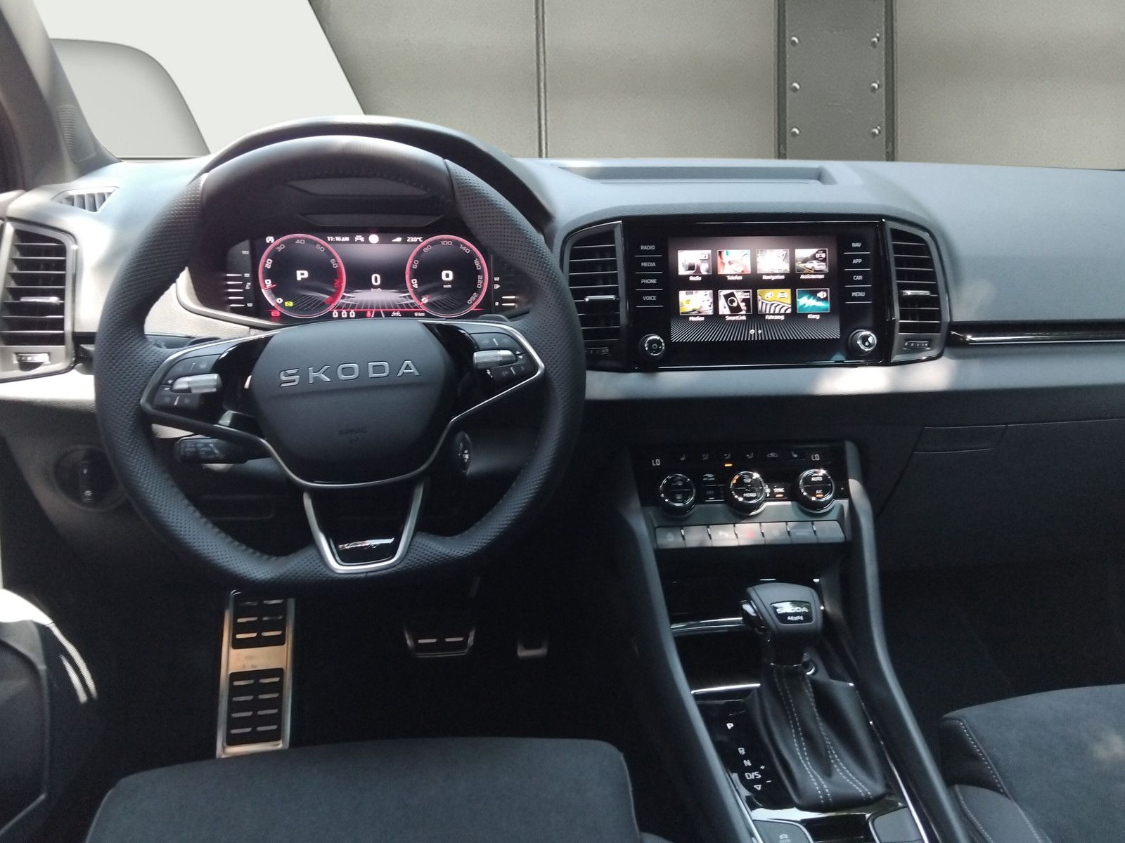 Fahrzeugabbildung SKODA Karoq 1.5TSI Sportline PanoAHK Matrix5J.Garantie