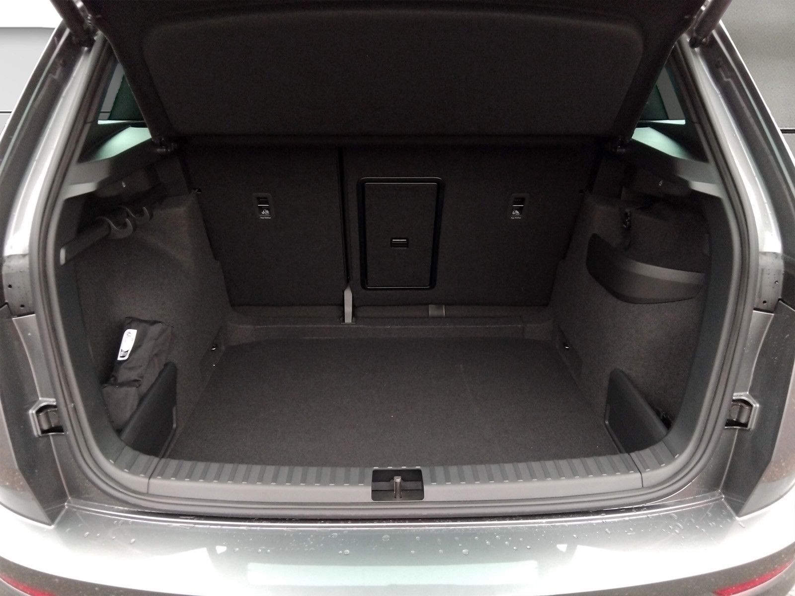 Fahrzeugabbildung SKODA Karoq 1.5TSI Sportline PanoAHK Matrix5J.Garantie