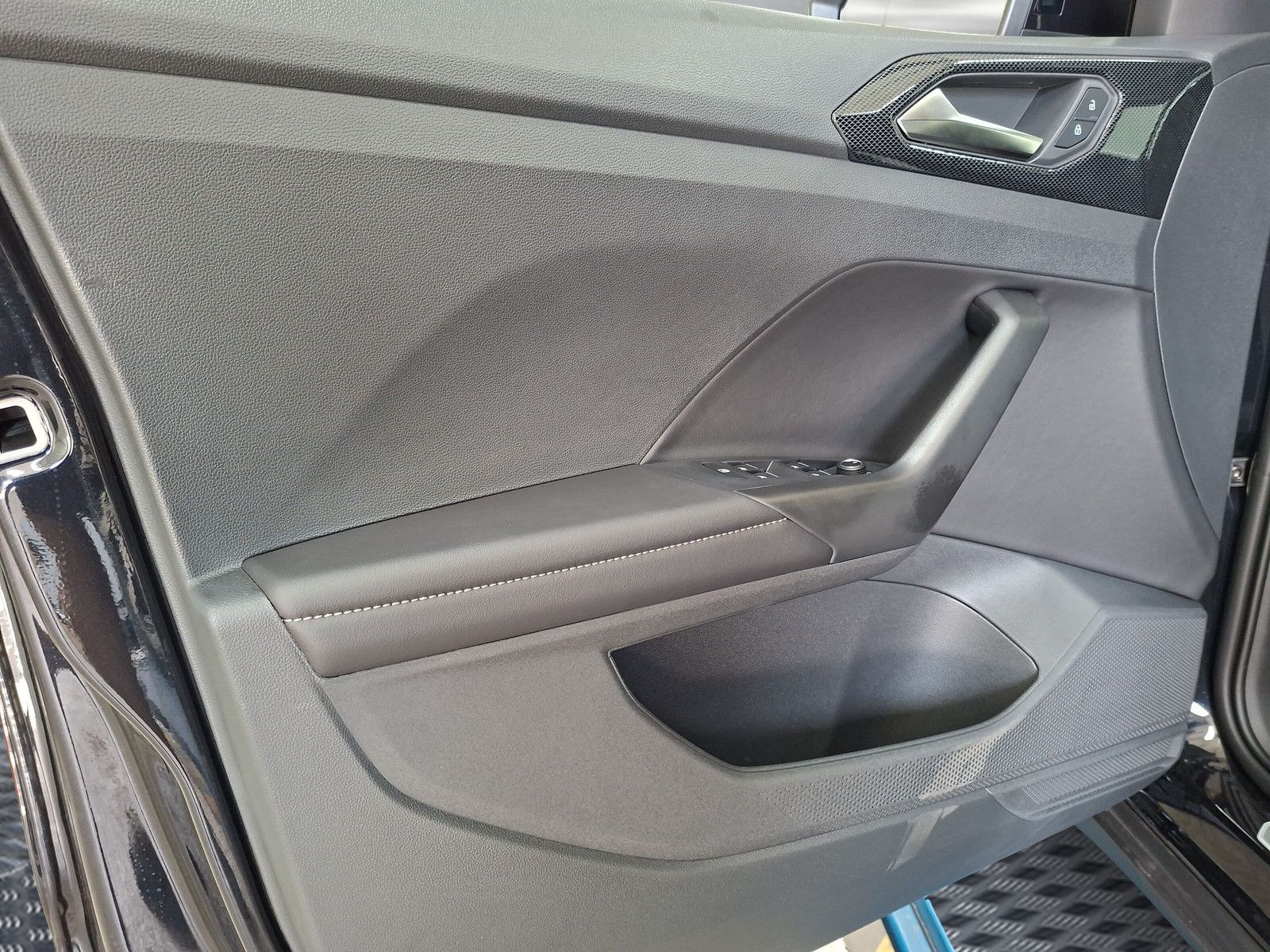 Fahrzeugabbildung Volkswagen T-Cross 1.5.TSI R-Line 18"Matrix AHK ACC Kamera