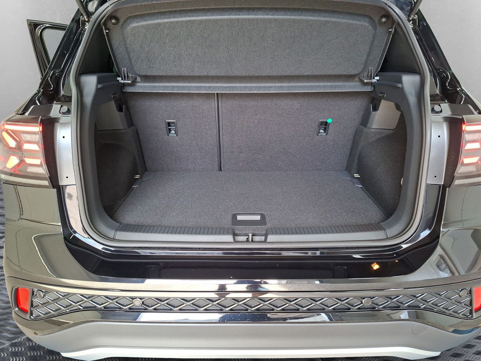 Fahrzeugabbildung Volkswagen T-Cross 1.5.TSI R-Line 18"Matrix AHK ACC Kamera