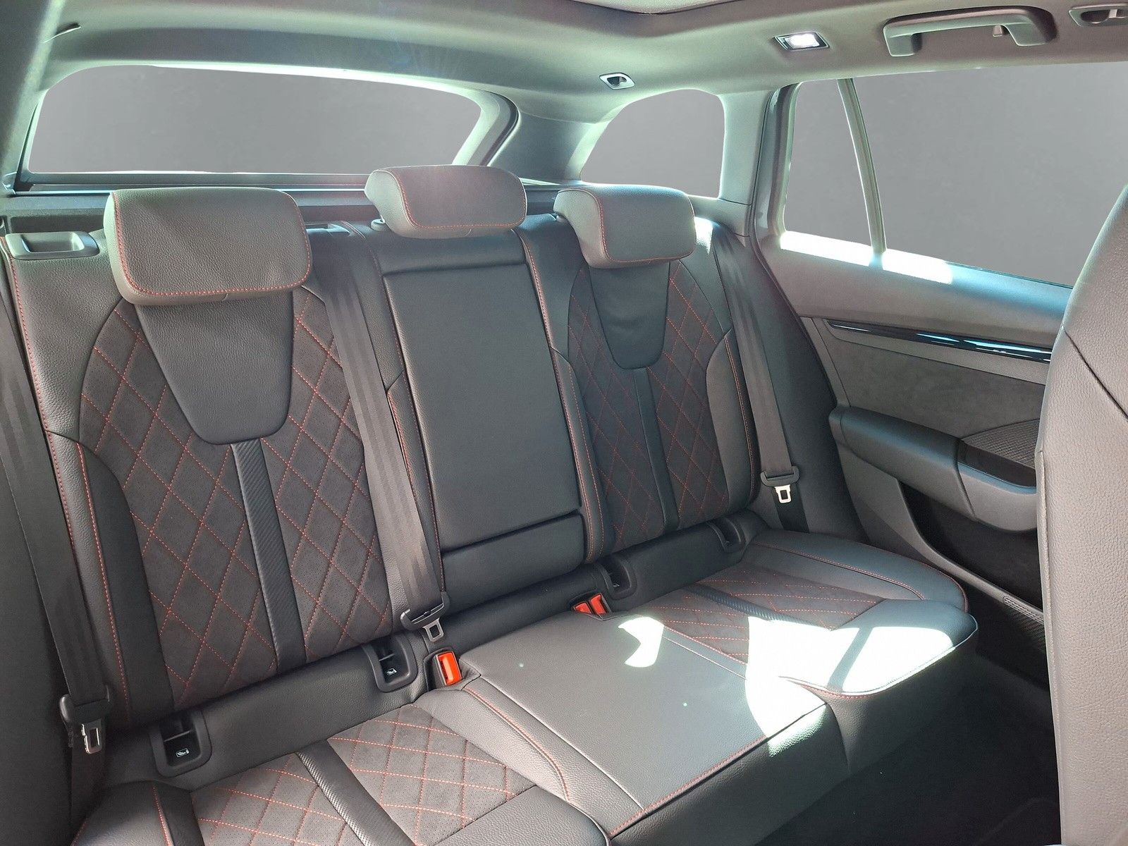 Fahrzeugabbildung SKODA Octavia Combi 2.0TSI RS 19"AHK PanoStandh.Canton
