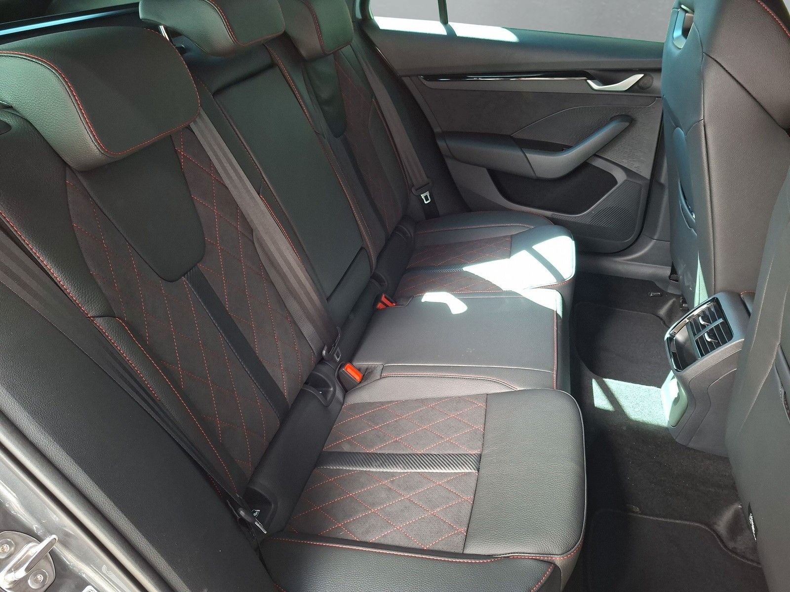 Fahrzeugabbildung SKODA Octavia Combi 2.0TSI RS 19"AHK PanoStandh.Canton