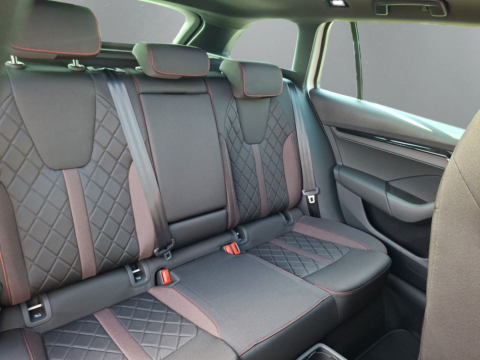 Fahrzeugabbildung SKODA Octavia Combi 2.0TSI RS 19"AHK PanoStandh.Canton