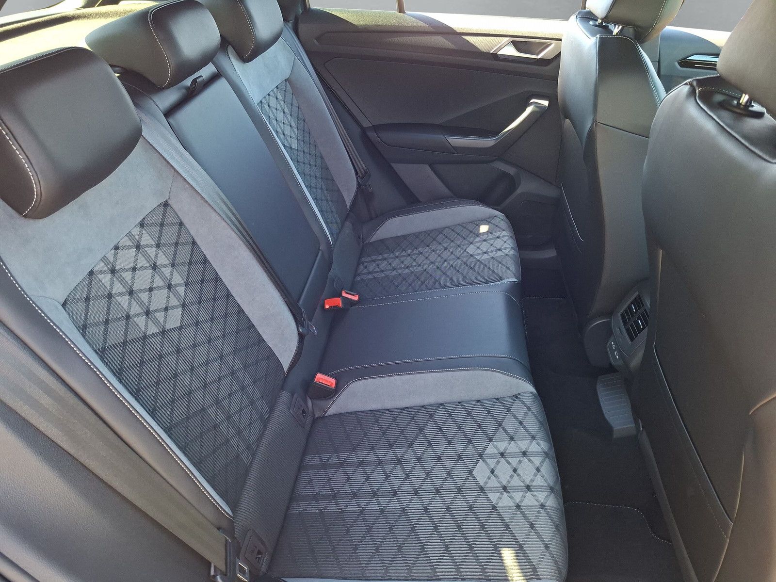 Fahrzeugabbildung Volkswagen T-Roc 1.5TSI R-Line Pano AHK ACC 19"LED Plus