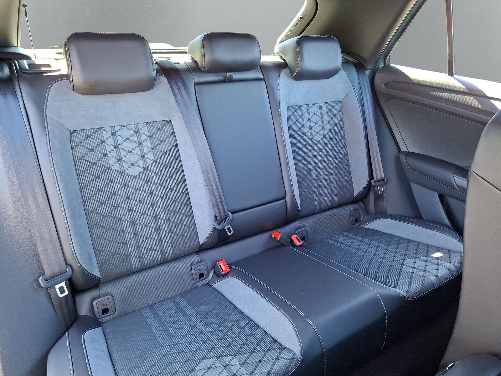 Fahrzeugabbildung Volkswagen T-Roc 1.5TSI R-Line Pano AHK ACC 19"LED Plus