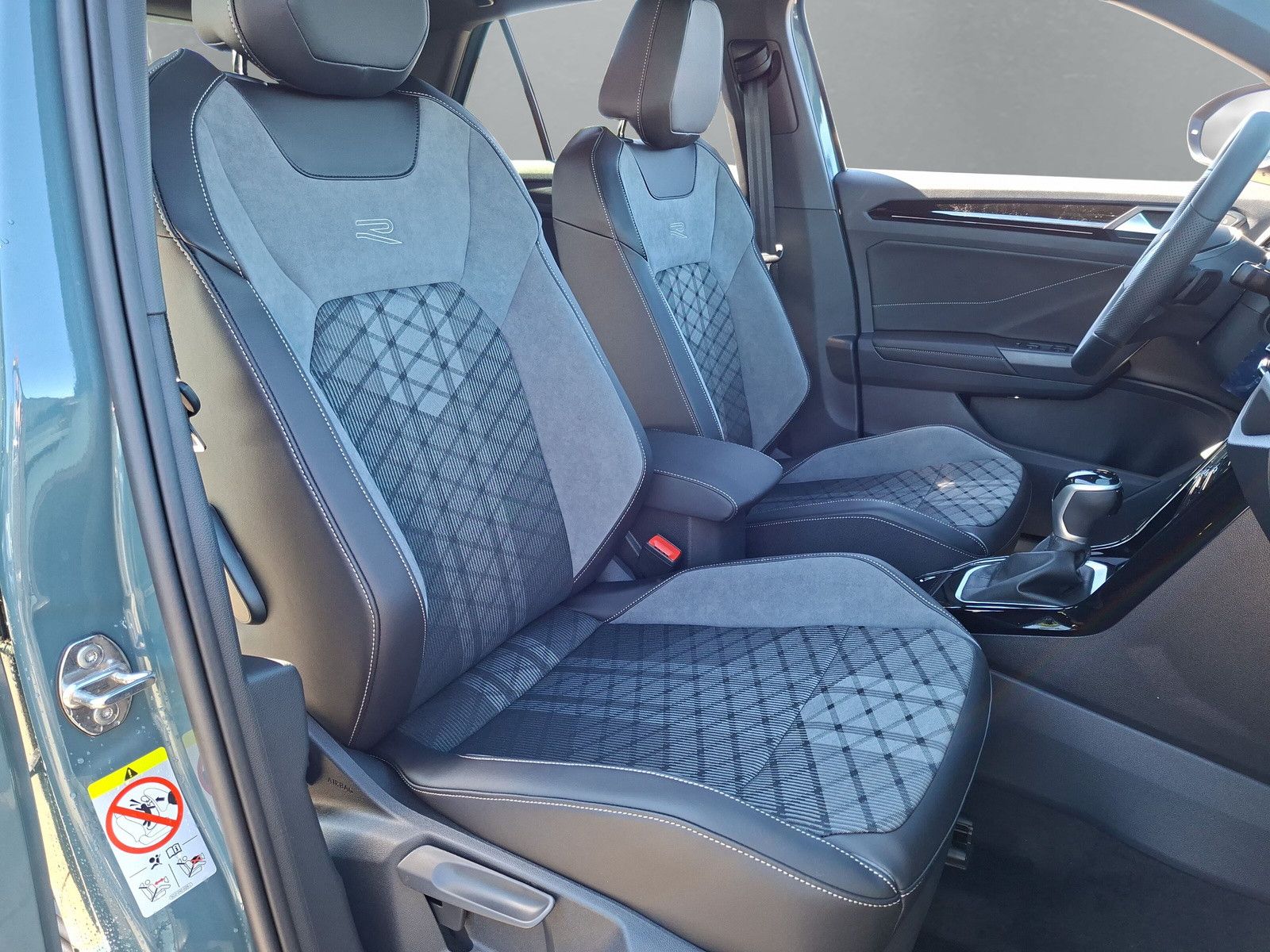 Fahrzeugabbildung Volkswagen T-Roc 1.5TSI R-Line Pano AHK ACC 19"LED Plus