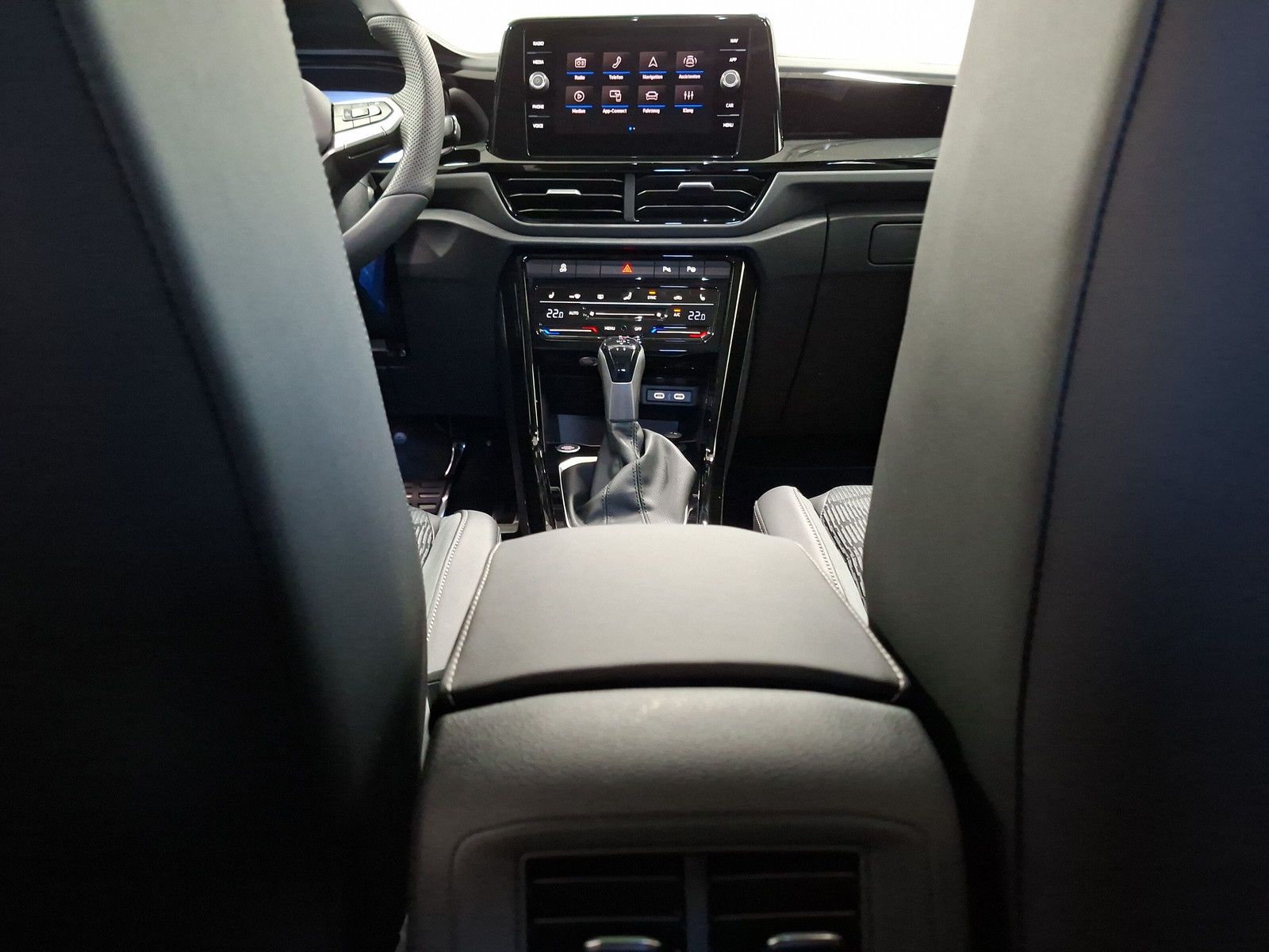 Fahrzeugabbildung Volkswagen T-Roc 1.5TSI R-Line Pano AHK ACC 19"LED Plus
