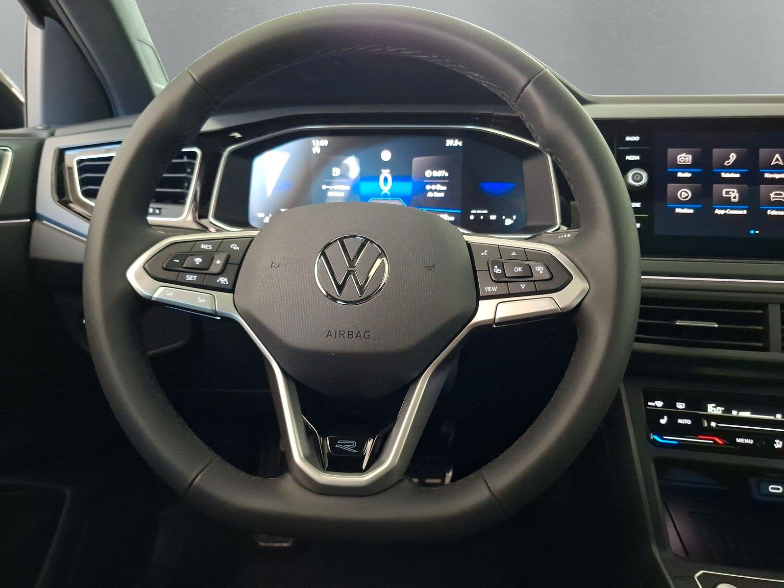 Fahrzeugabbildung Volkswagen Taigo 1.5 TSI R Line  IQ Matrix Pano ACC 18" AHK