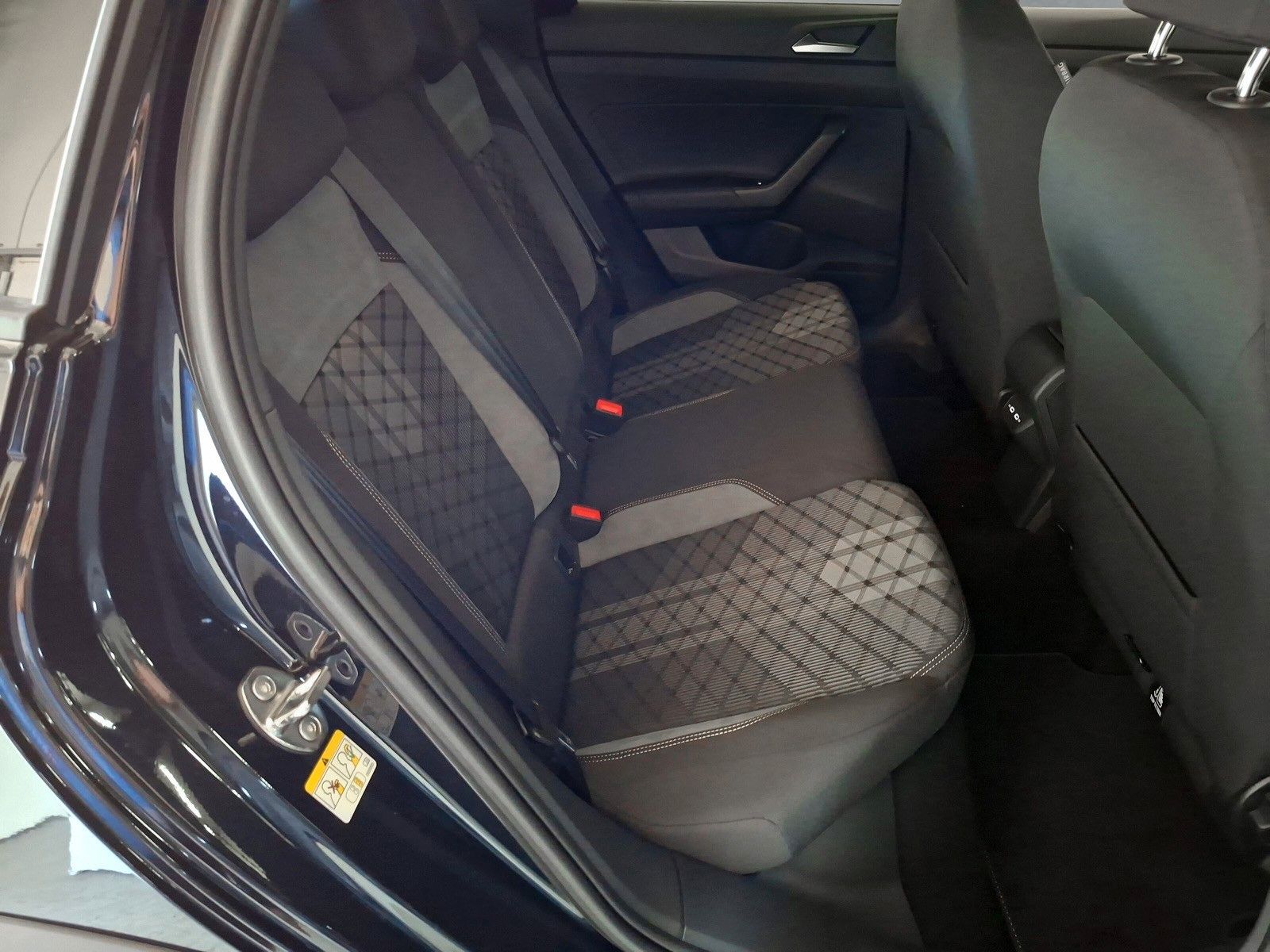 Fahrzeugabbildung Volkswagen Taigo 1.5 TSI R Line  IQ Matrix Pano ACC 18" AHK