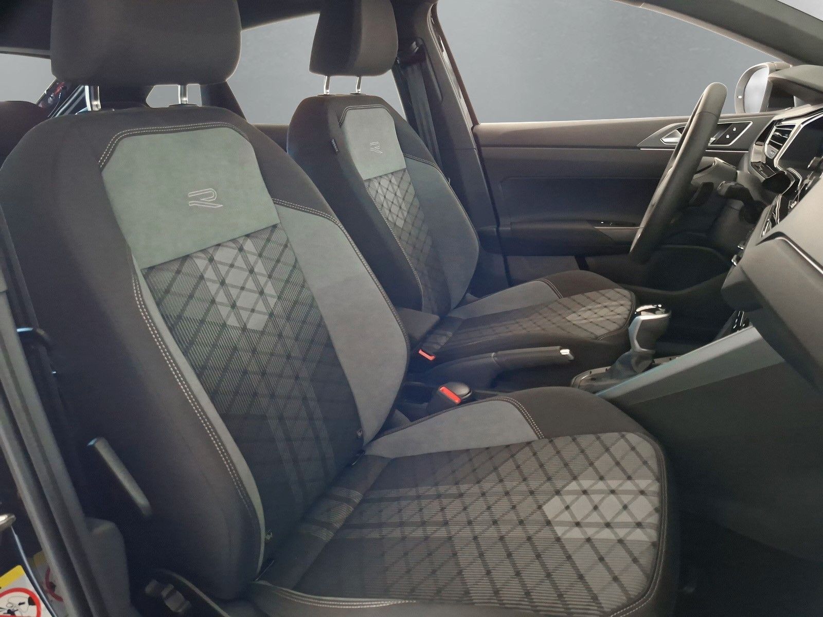 Fahrzeugabbildung Volkswagen Taigo 1.5 TSI R Line  IQ Matrix Pano ACC 18" AHK