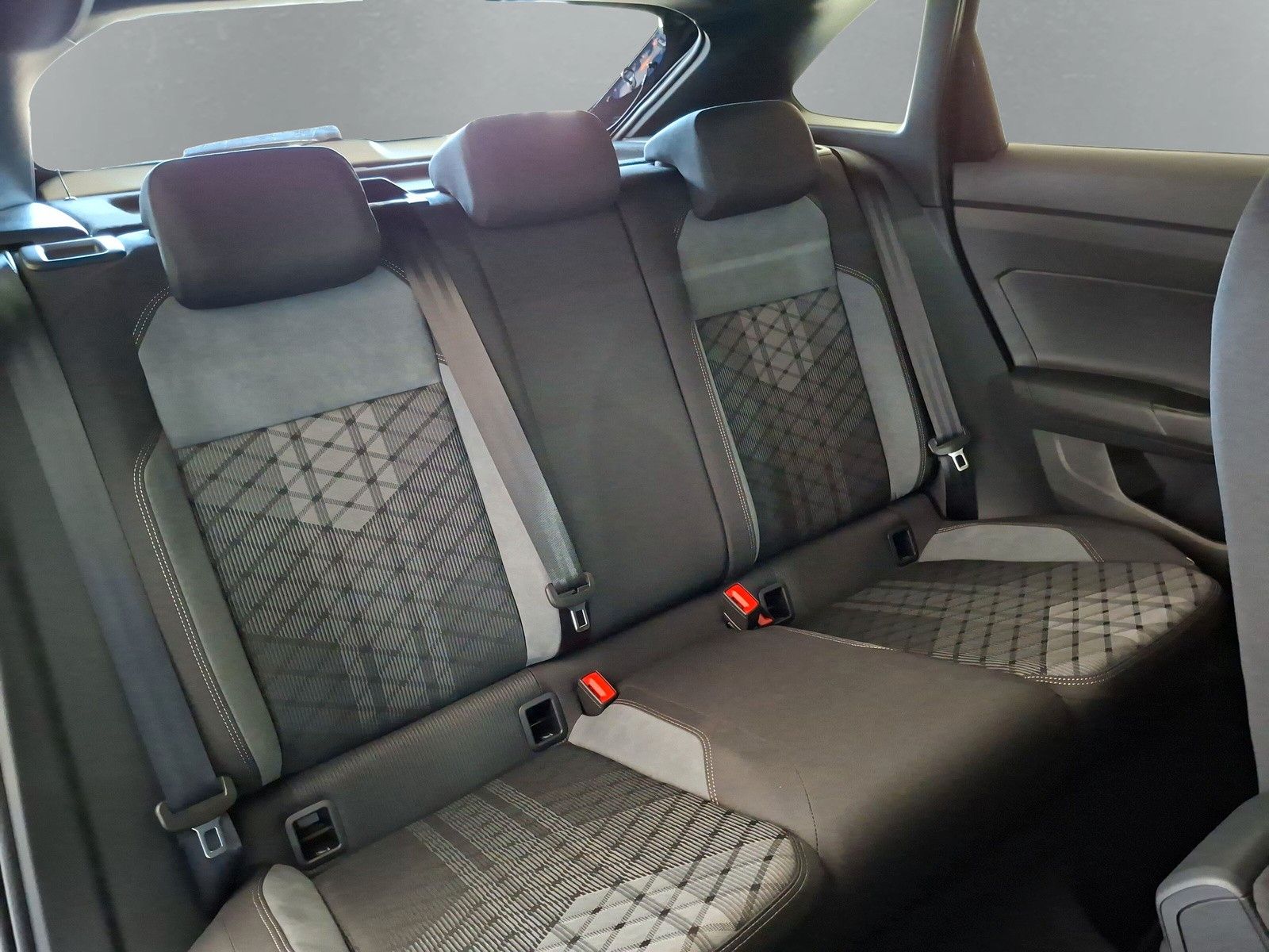 Fahrzeugabbildung Volkswagen Taigo 1.5 TSI R Line  IQ Matrix Pano ACC 18" AHK