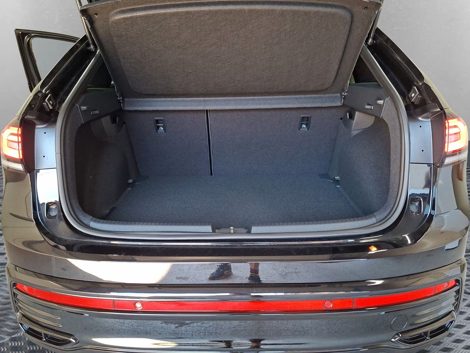 Fahrzeugabbildung Volkswagen Taigo 1.5 TSI R Line  IQ Matrix Pano ACC 18" AHK