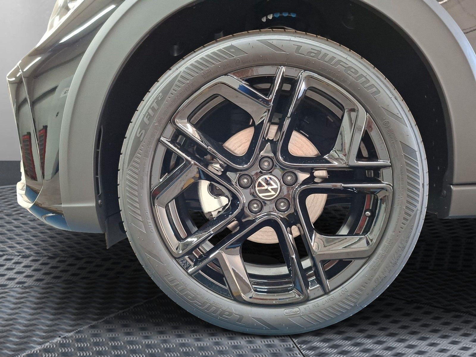 Fahrzeugabbildung Volkswagen Taigo 1.5 TSI R Line  IQ Matrix Pano ACC 18" AHK