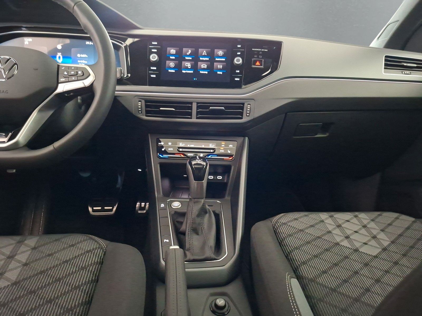 Fahrzeugabbildung Volkswagen Taigo 1.5 TSI R Line  IQ Matrix Pano ACC 18" AHK