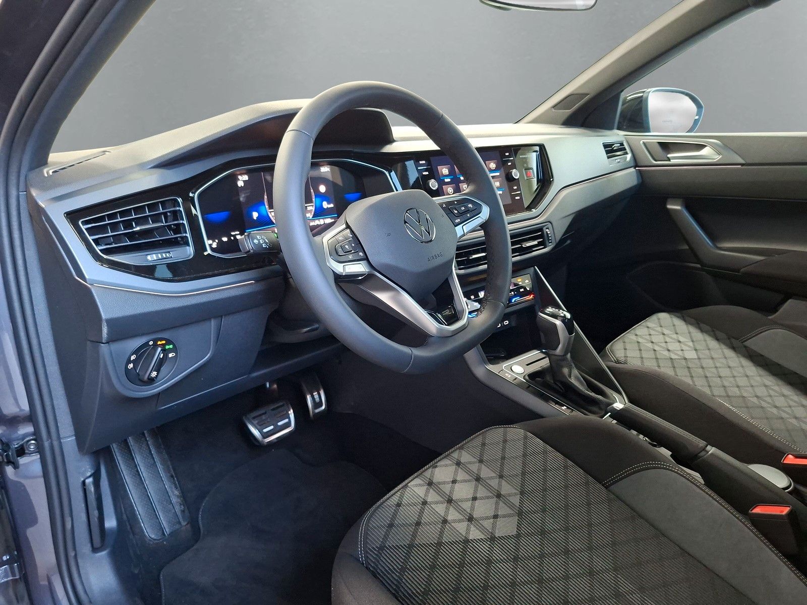 Fahrzeugabbildung Volkswagen Taigo 1.5 TSI R Line IQ Matrix Pano ACC 18" AHK