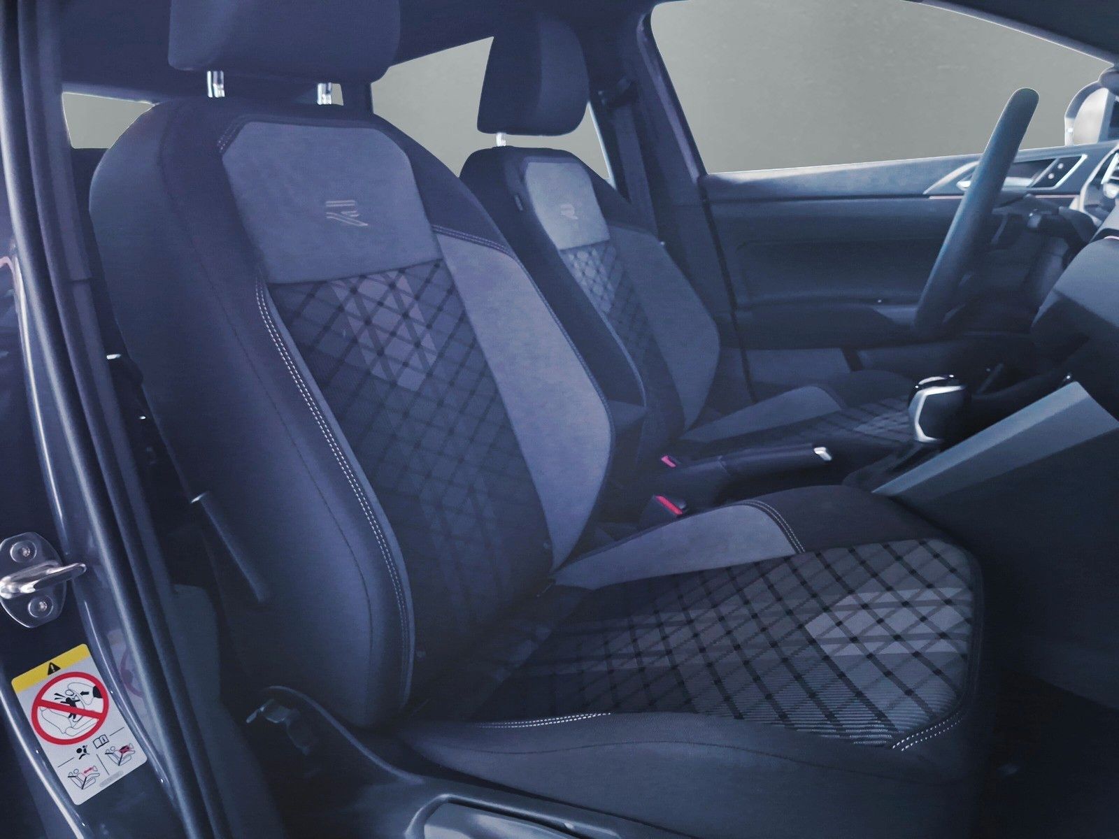 Fahrzeugabbildung Volkswagen Taigo 1.5 TSI R Line IQ Matrix Pano ACC 18" AHK
