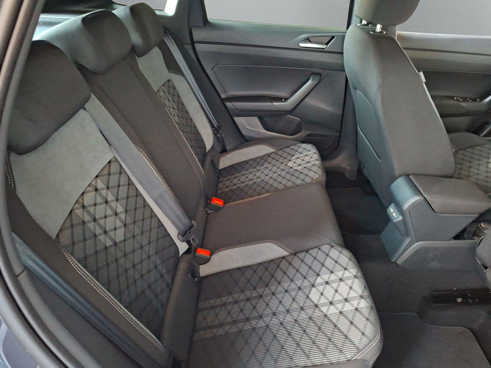 Fahrzeugabbildung Volkswagen Taigo 1.5 TSI R Line IQ Matrix Pano ACC 18" AHK