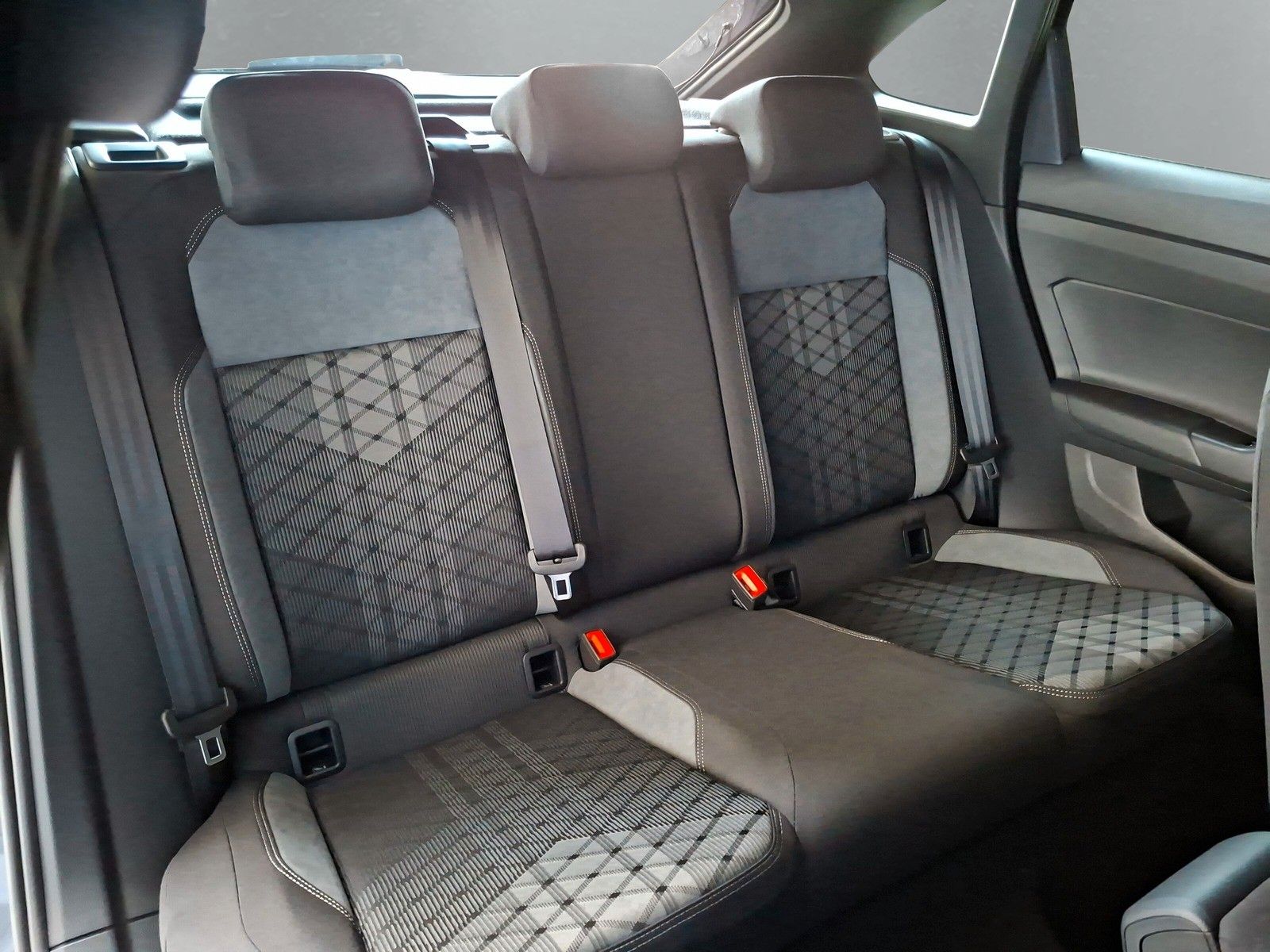Fahrzeugabbildung Volkswagen Taigo 1.5 TSI R Line IQ Matrix Pano ACC 18" AHK