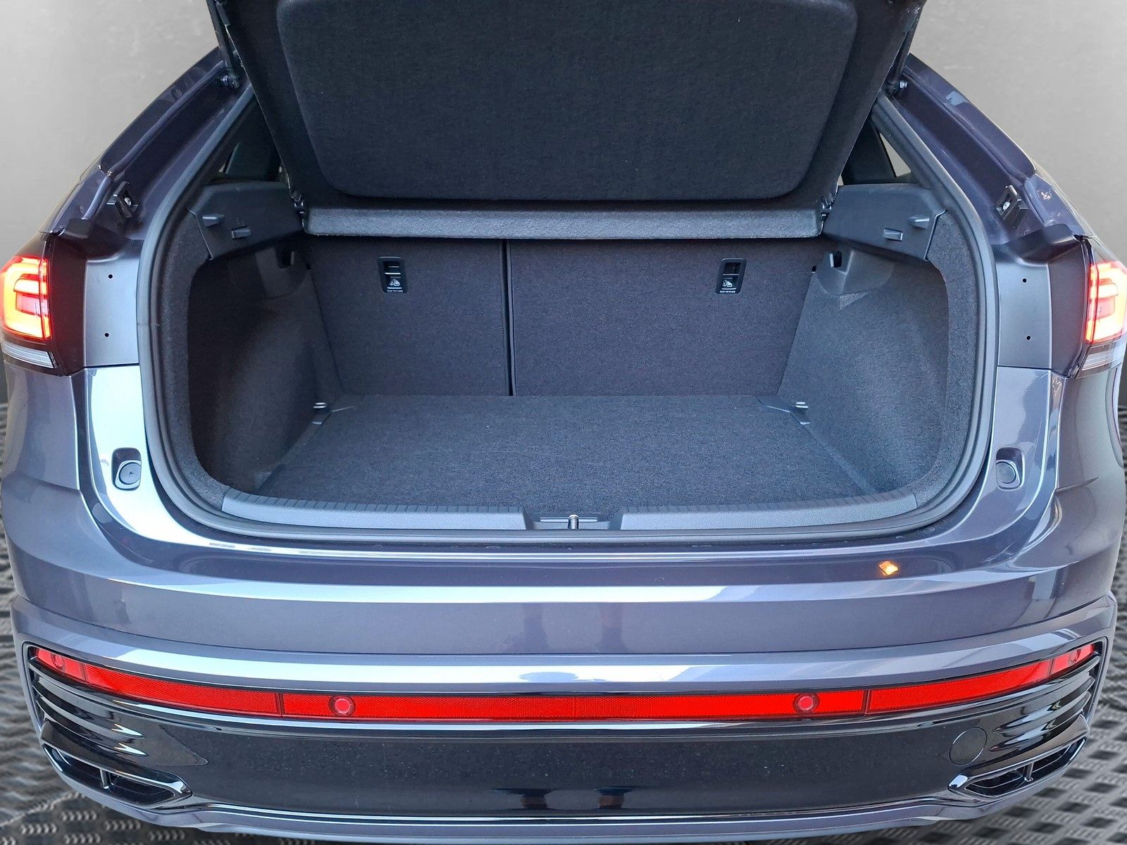 Fahrzeugabbildung Volkswagen Taigo 1.5 TSI R Line IQ Matrix Pano ACC 18" AHK