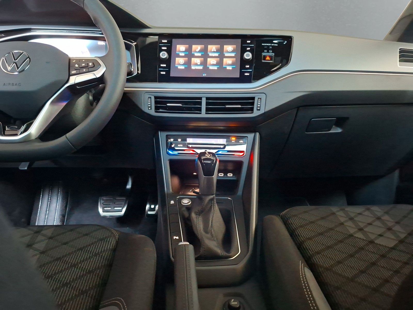 Fahrzeugabbildung Volkswagen Taigo 1.5 TSI R Line IQ Matrix Pano ACC 18" AHK