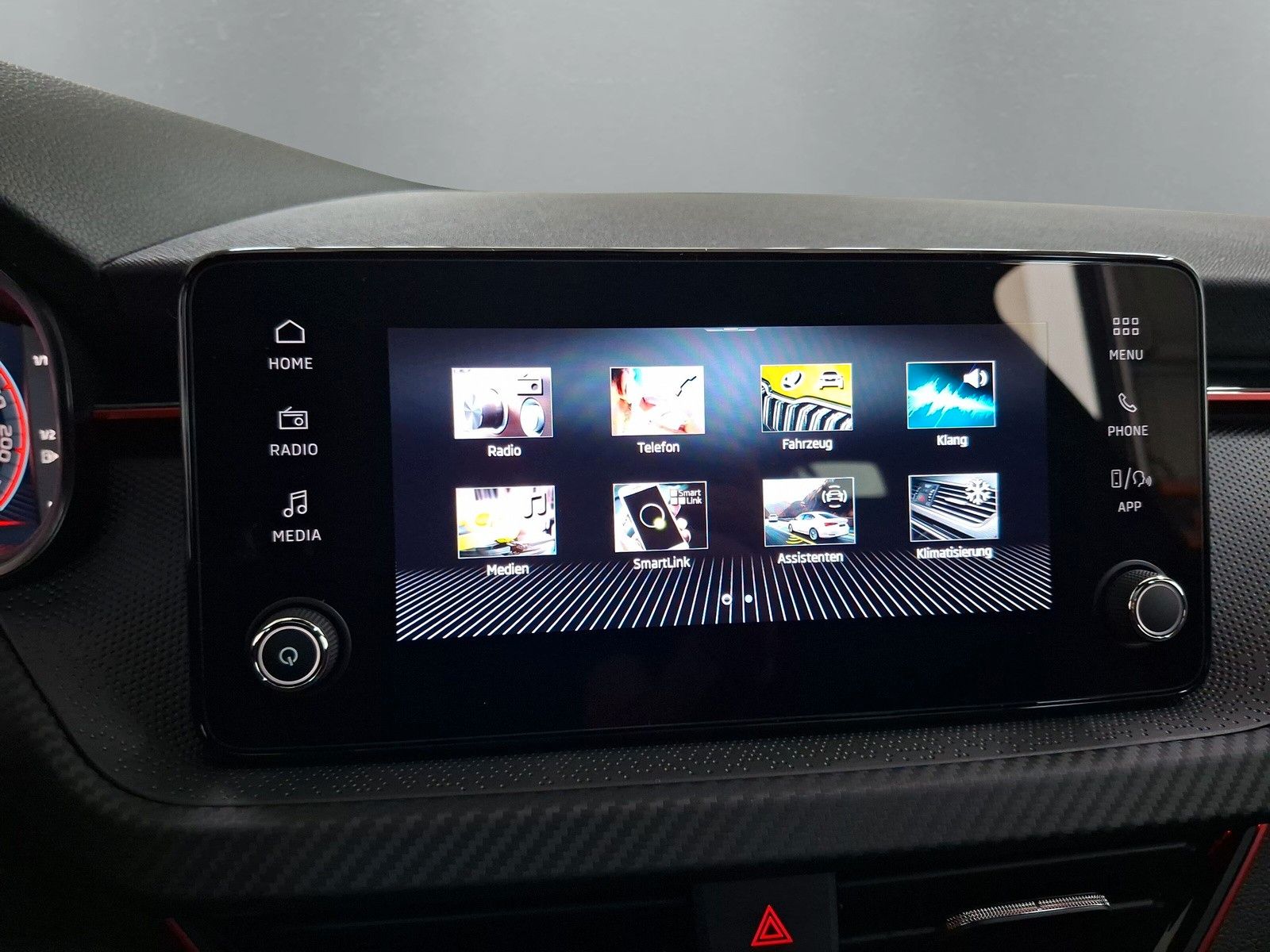 Fahrzeugabbildung SKODA Kamiq 1.5TSI Monte Carlo Pano Matrix ACC SideAHK
