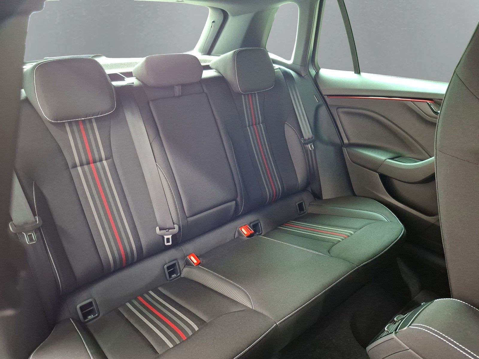 Fahrzeugabbildung SKODA Kamiq 1.5TSI Monte Carlo Pano Matrix ACC SideAHK