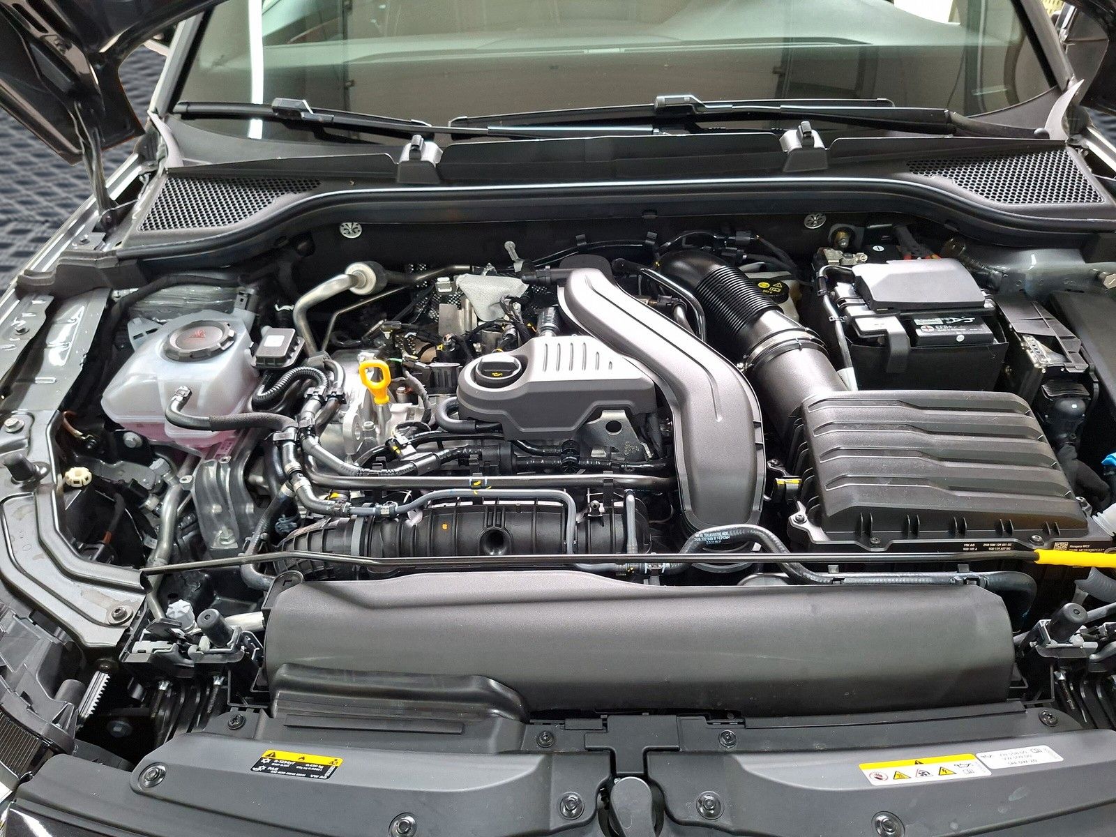 Fahrzeugabbildung SKODA Kamiq 1.5TSI Monte Carlo Pano Matrix ACC SideAHK