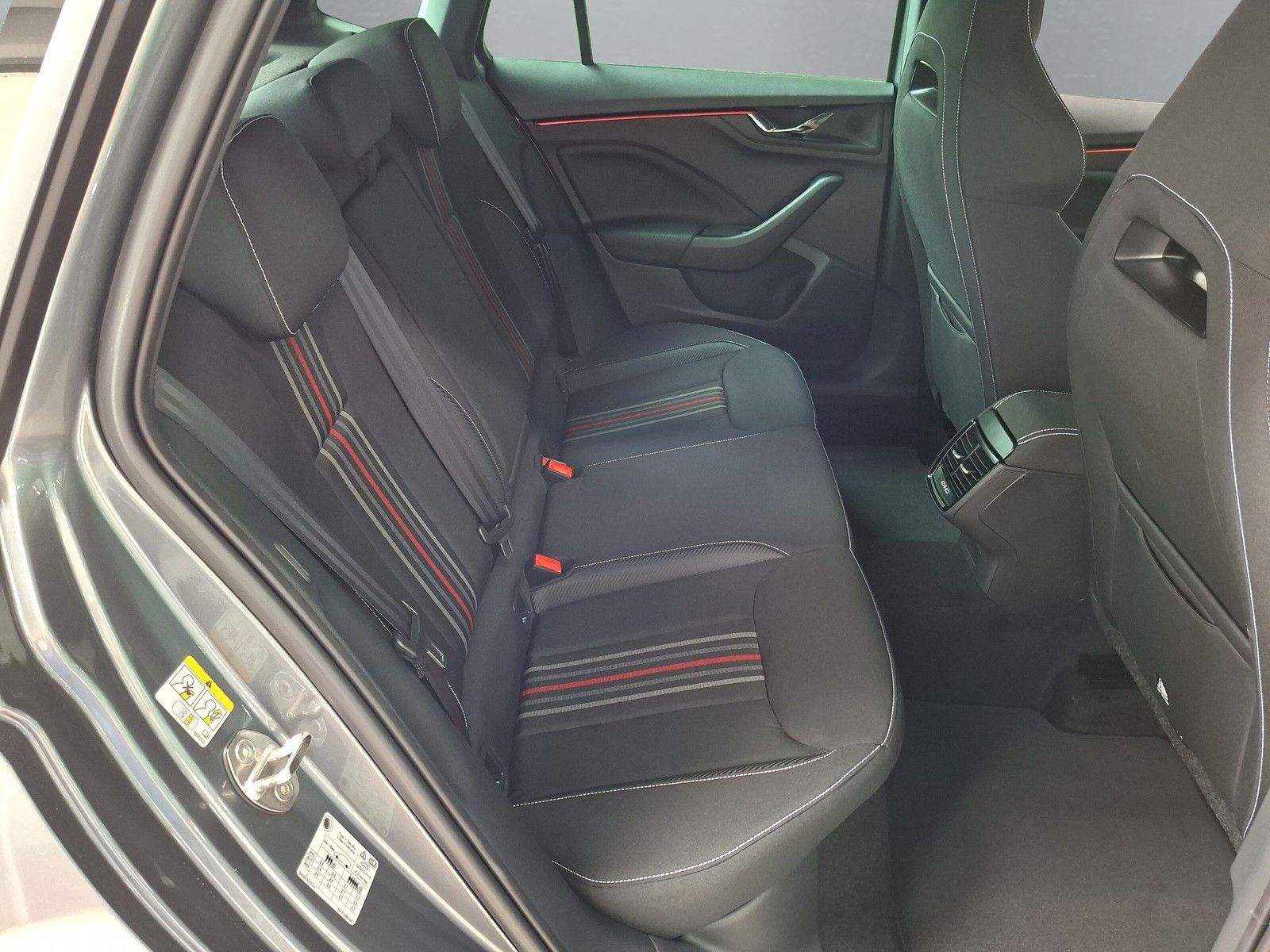 Fahrzeugabbildung SKODA Kamiq 1.5TSI Monte Carlo Pano Matrix ACC SideAHK