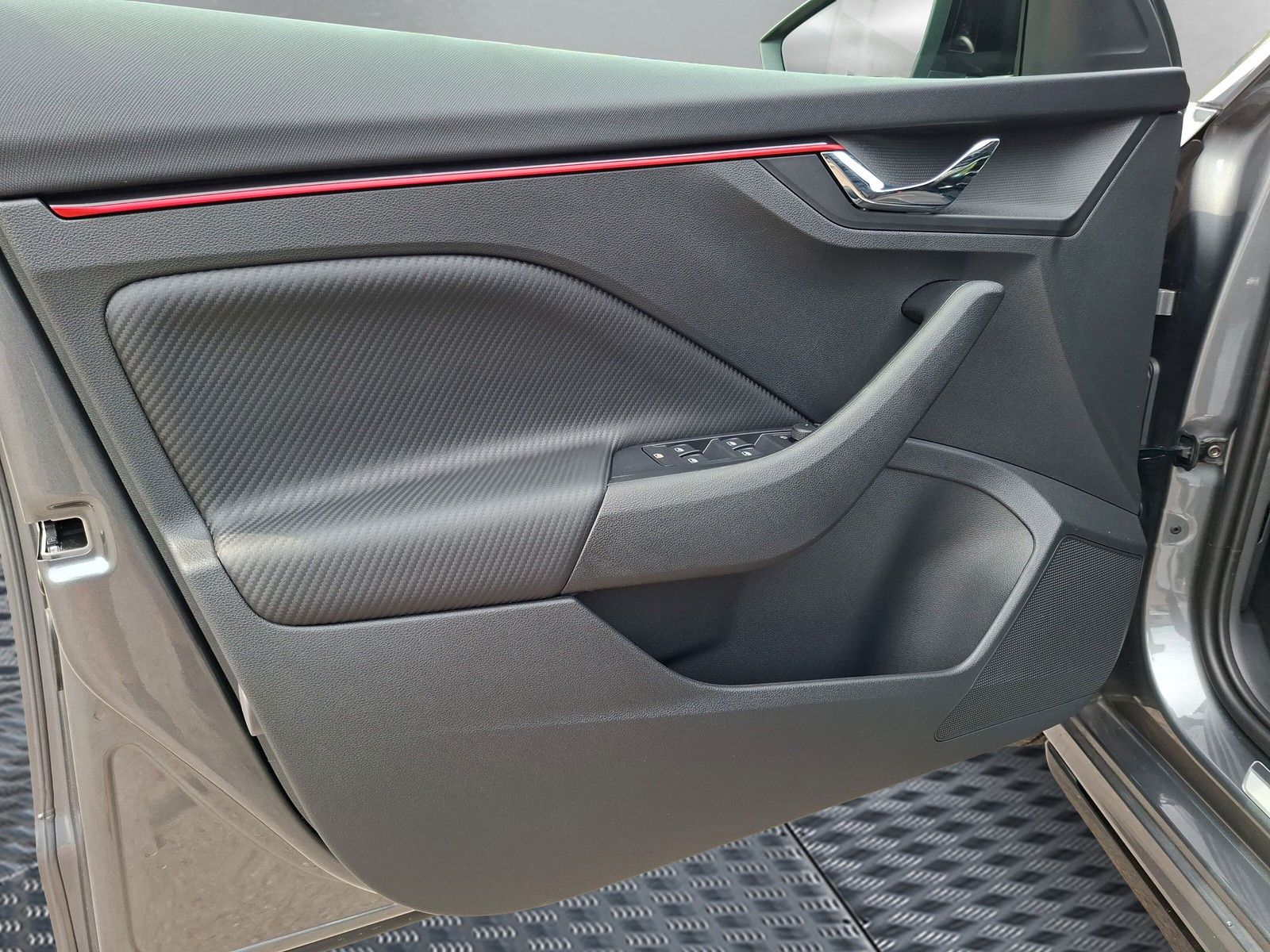 Fahrzeugabbildung SKODA Kamiq 1.5TSI Monte Carlo Pano Matrix ACC SideAHK