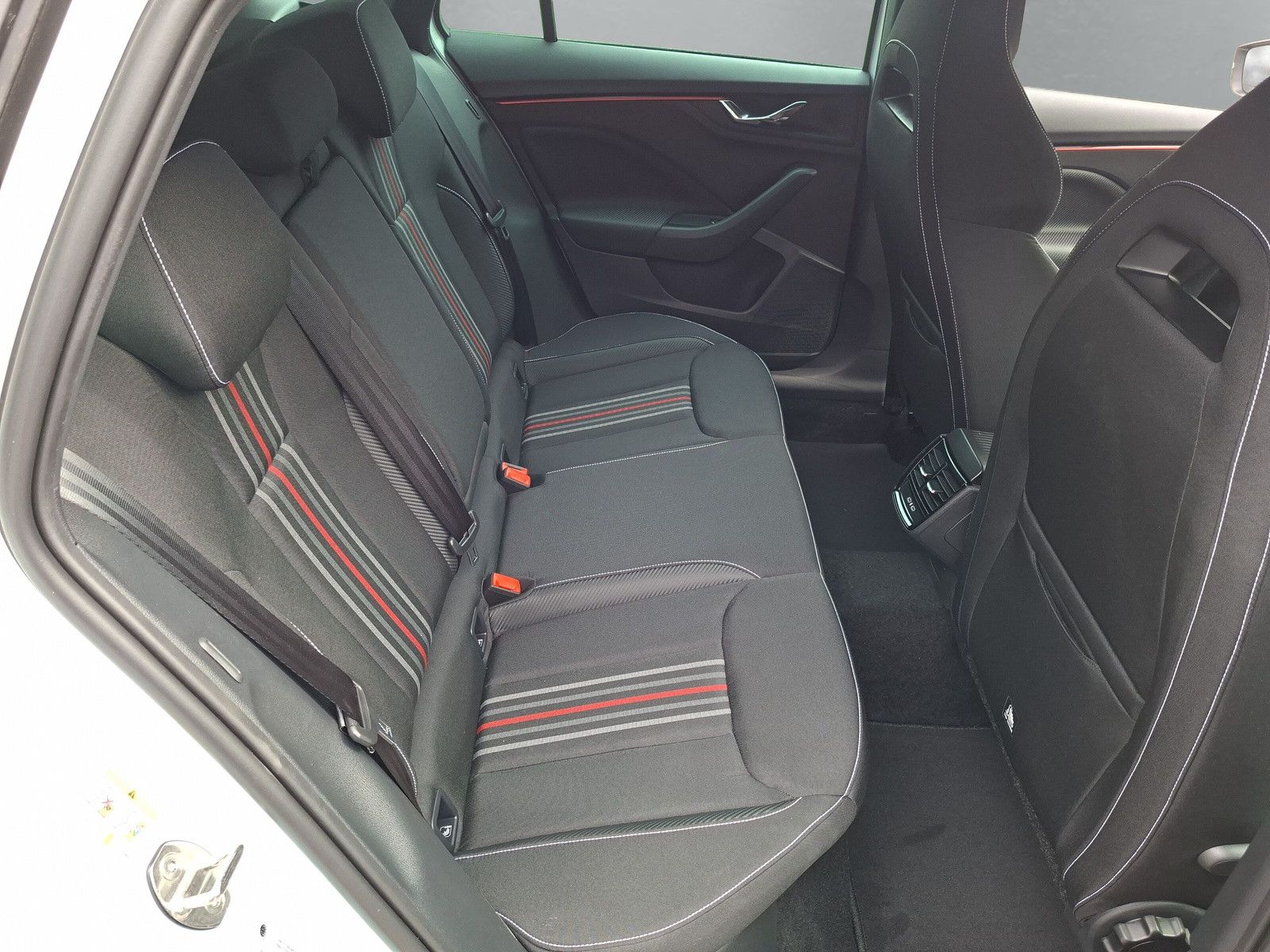 Fahrzeugabbildung SKODA Kamiq 1.5TSI Monte Carlo Pano Matrix ACC SideAHK