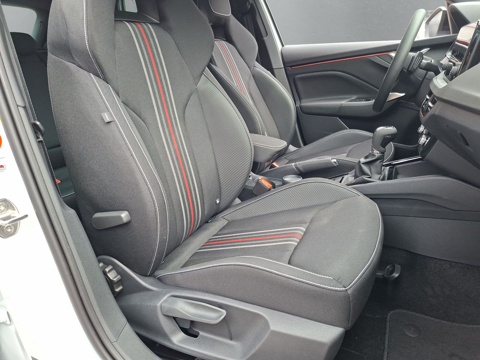 Fahrzeugabbildung SKODA Kamiq 1.5TSI Monte Carlo Pano Matrix ACC SideAHK