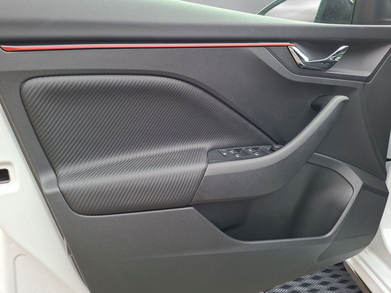 Fahrzeugabbildung SKODA Kamiq 1.5TSI Monte Carlo Pano Matrix ACC SideAHK
