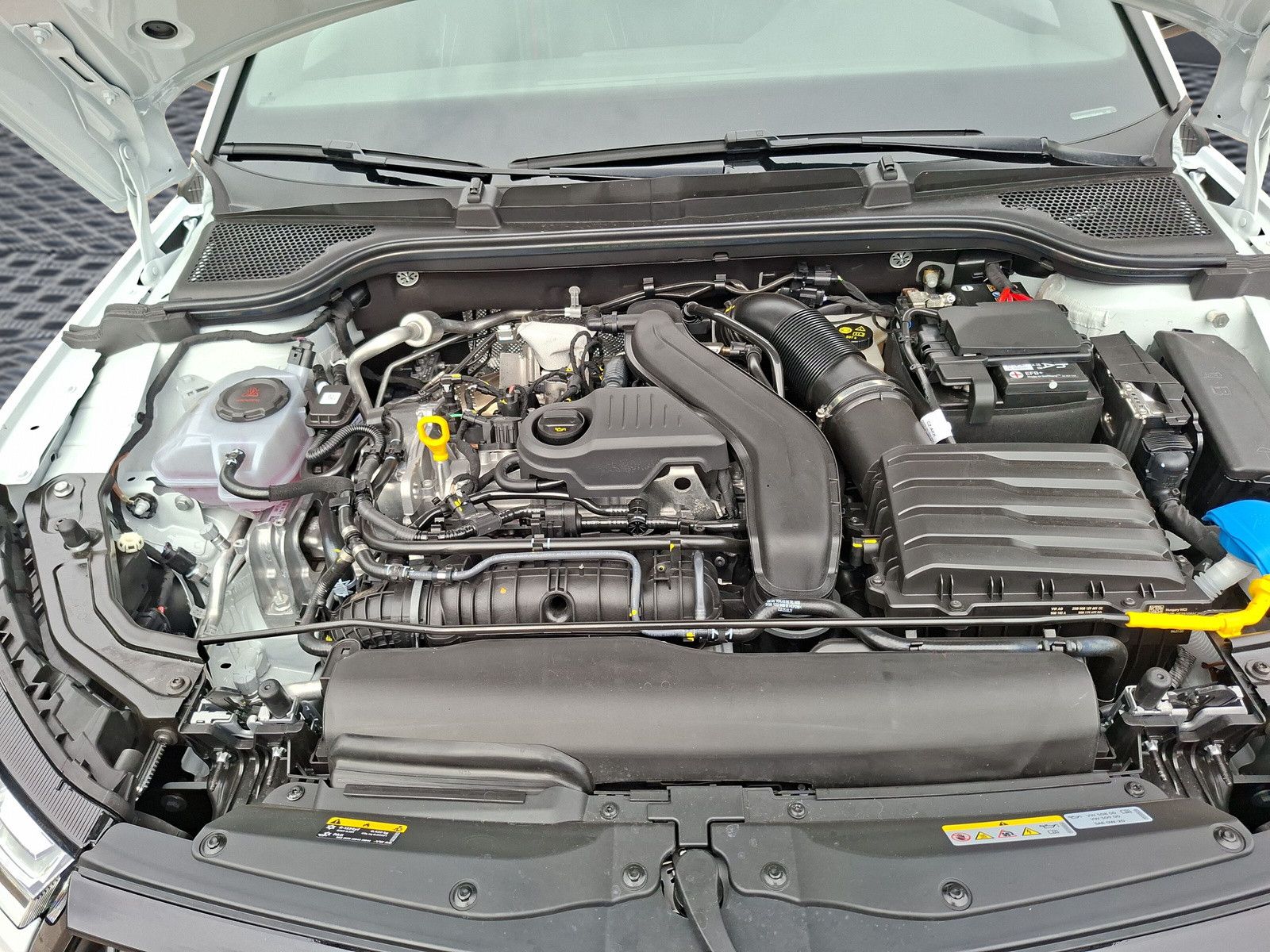 Fahrzeugabbildung SKODA Kamiq 1.5TSI Monte Carlo Pano Matrix ACC SideAHK