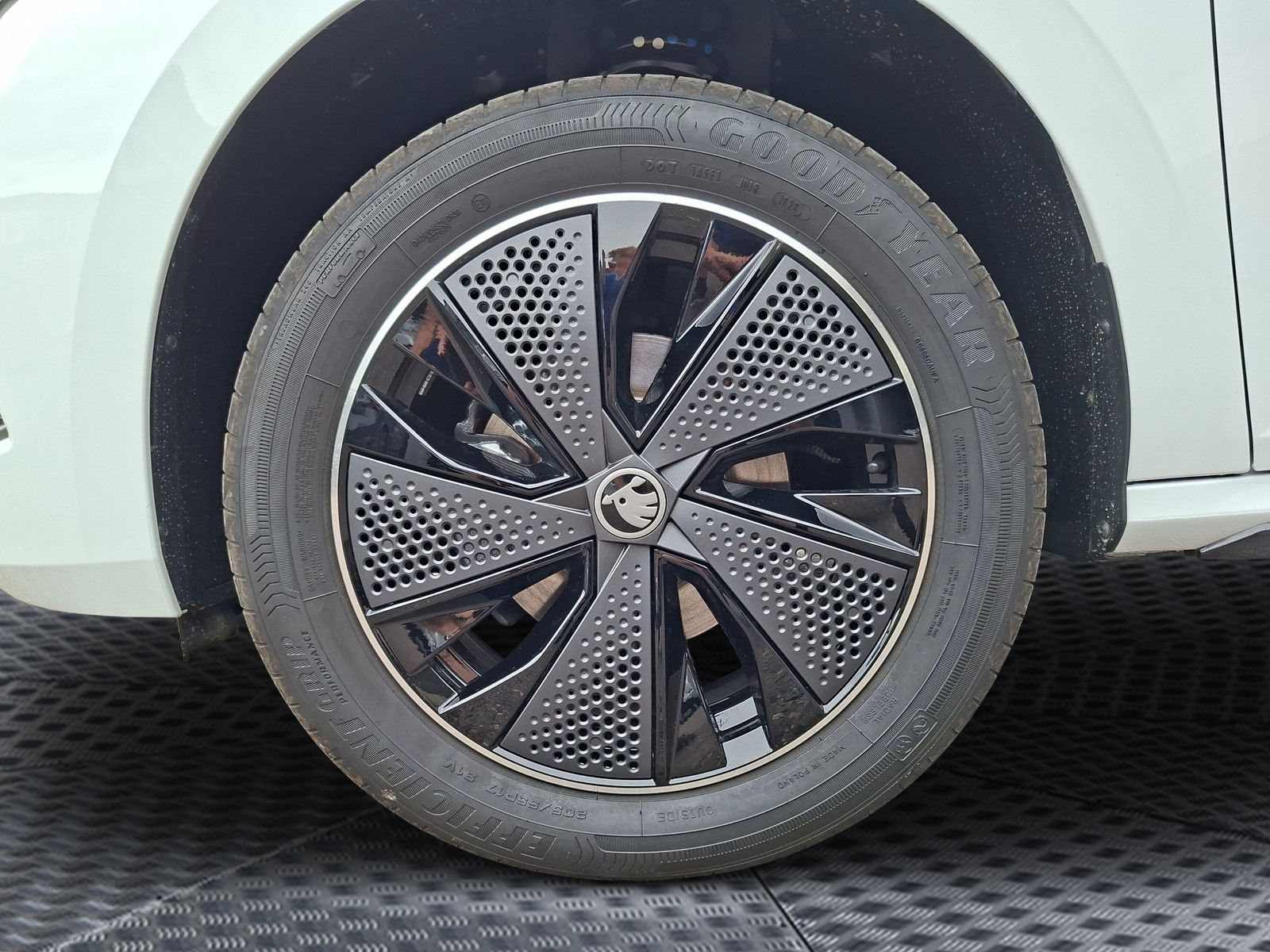Fahrzeugabbildung SKODA Kamiq 1.5TSI Monte Carlo Pano Matrix ACC SideAHK