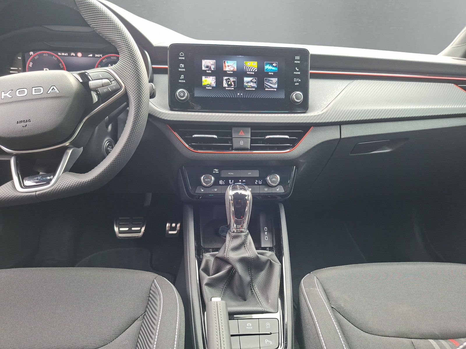 Fahrzeugabbildung SKODA Kamiq 1.5TSI Monte Carlo Pano Matrix ACC SideAHK