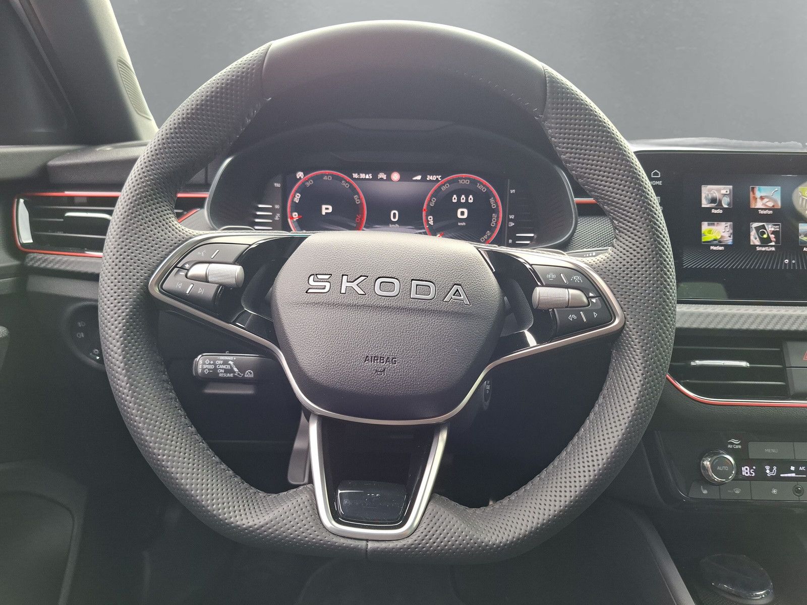 Fahrzeugabbildung SKODA Kamiq 1.5TSI Monte Carlo Pano Matrix ACC SideAHK