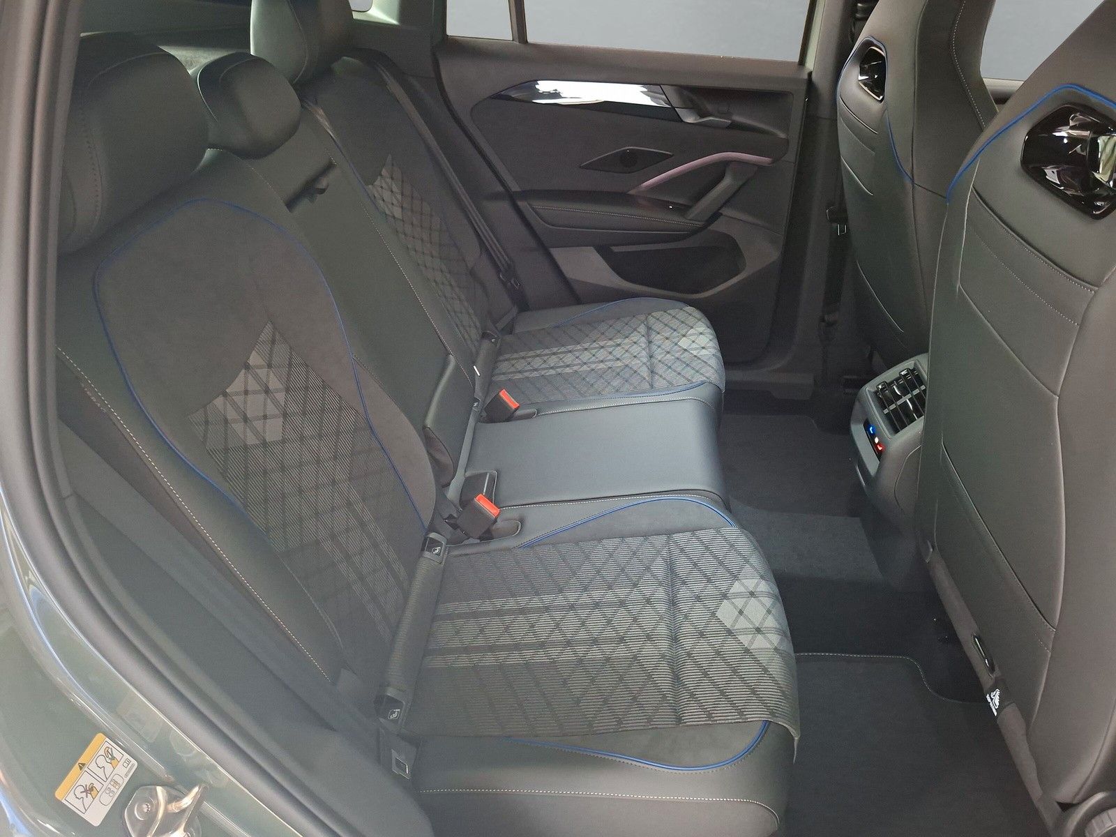 Fahrzeugabbildung Volkswagen Tiguan 2.0 TSI 4M R-Line Pano 20"DCC Headup