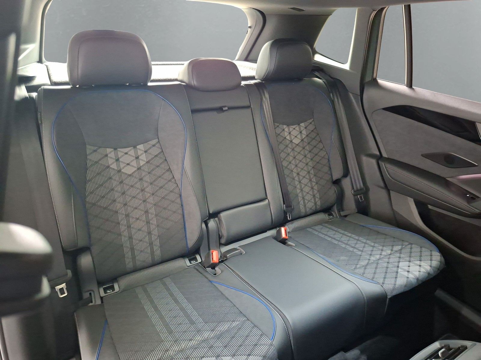 Fahrzeugabbildung Volkswagen Tiguan 2.0 TSI 4M R-Line Pano 20"DCC Headup