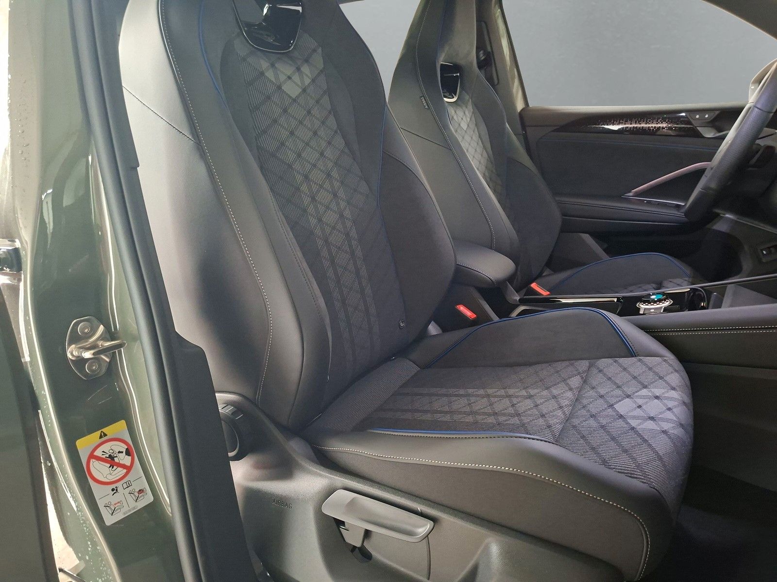 Fahrzeugabbildung Volkswagen Tiguan 2.0 TSI 4M R-Line Pano 20"DCC Headup