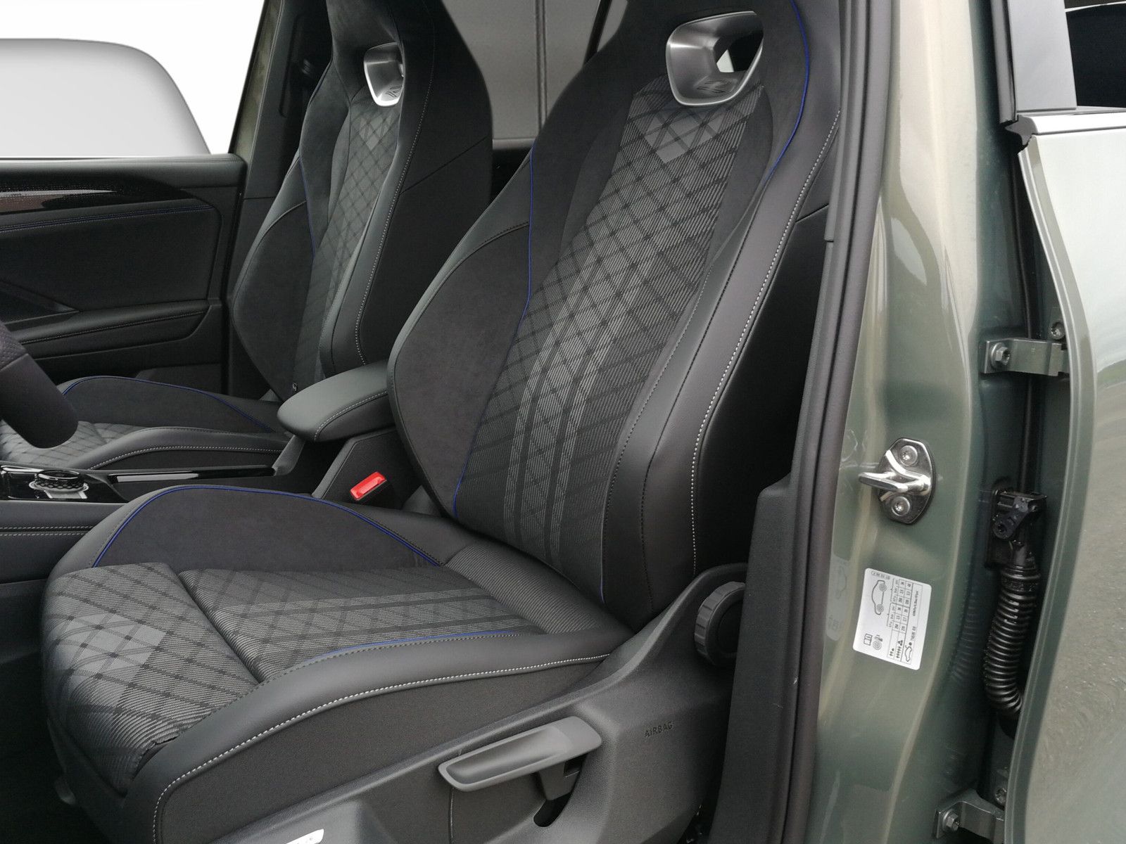 Fahrzeugabbildung Volkswagen Tiguan 2.0 TSI 4M R-Line Pano 20"DCC Headup